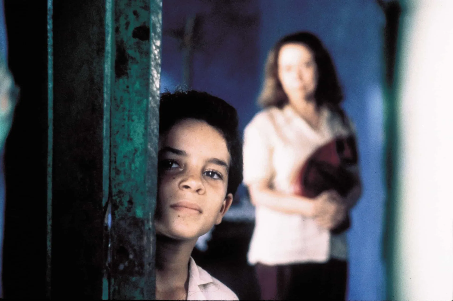 O jovem Vinícius de Oliveira no filme 'Central do Brasil', com uma expressão determinada.