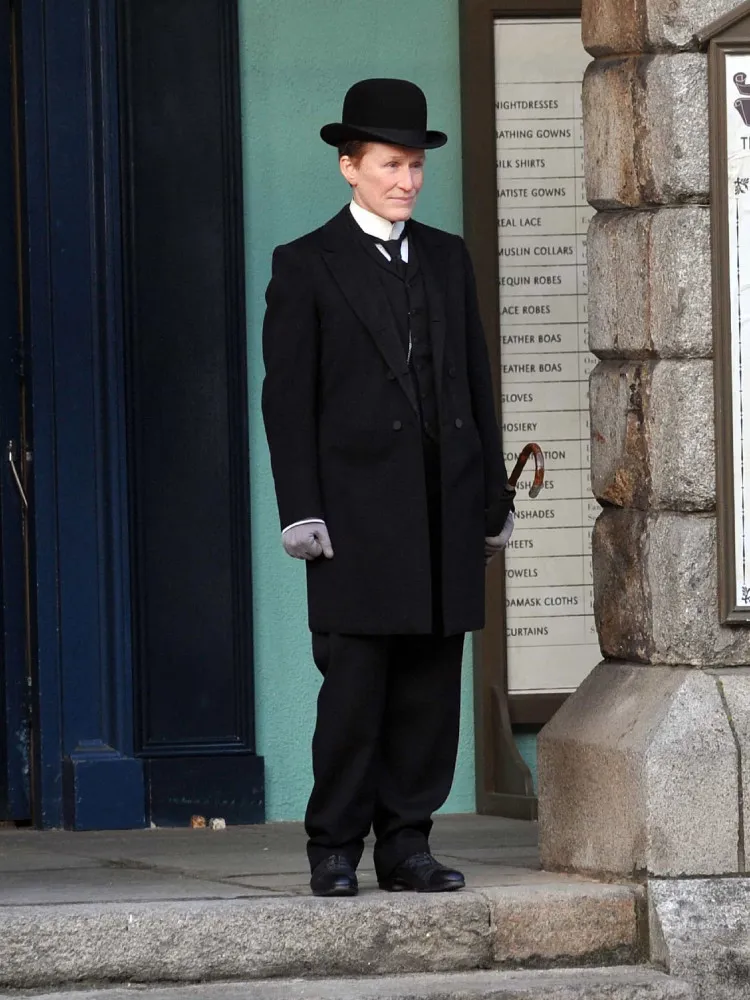 Glenn Close caracterizada como o mordomo Albert Nobbs.