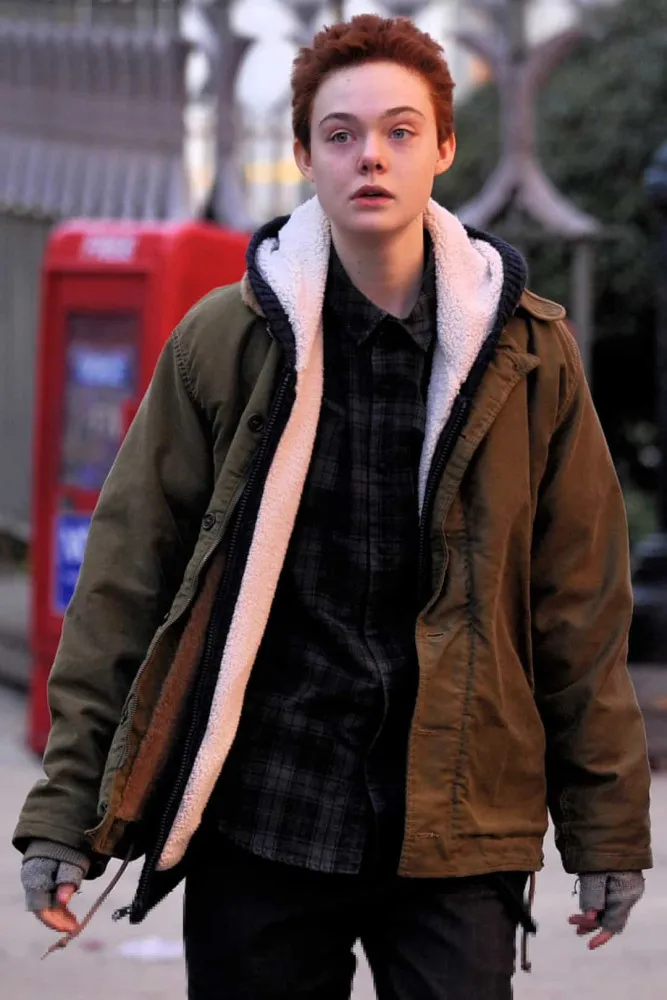 Elle Fanning como Ray, um adolescente em processo de transição de gênero, no filme 'Meu Nome é Ray'