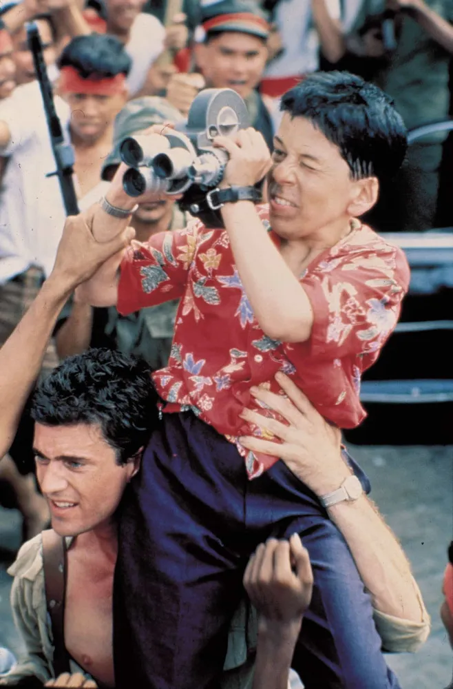 Linda Hunt como o fotógrafo Billy Kwan em 'O Ano Que Vivemos em Perigo'