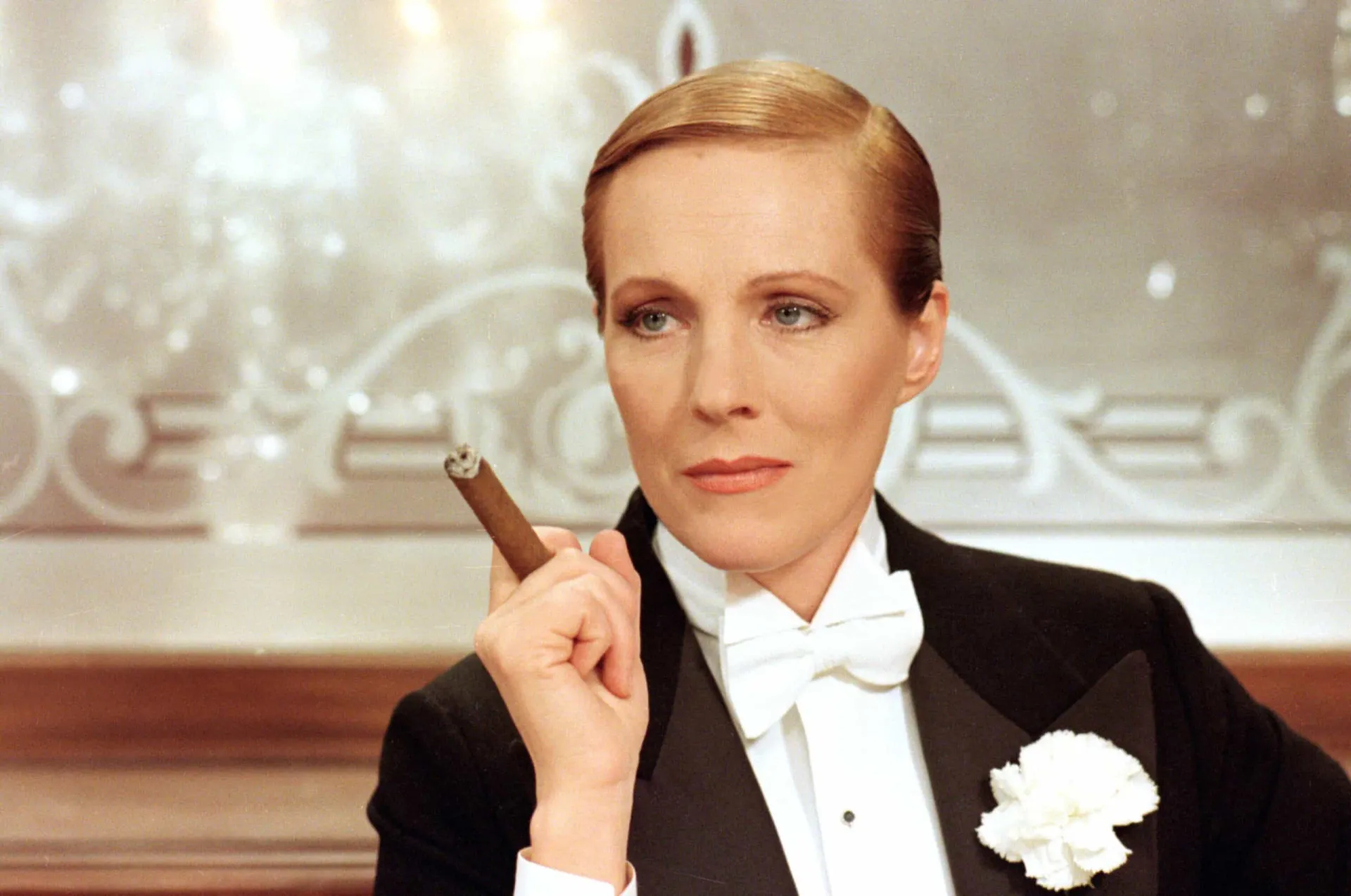 Julie Andrews no filme 'Victor ou Victória?', onde interpreta uma mulher fingindo ser um homem que se apresenta como mulher.