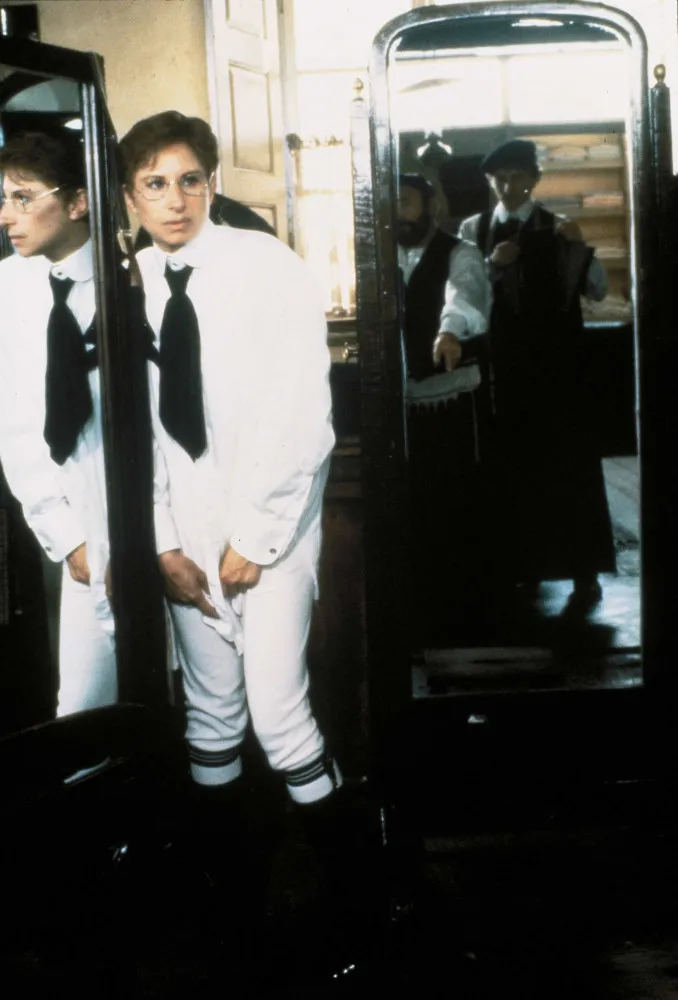Barbra Streisand como a jovem judia que se disfarça de homem em 'Yentl'