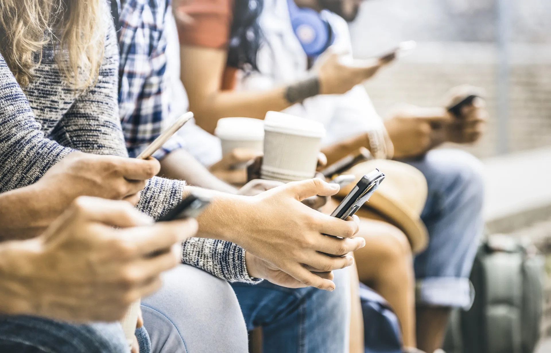 Uma pessoa usando um notebook em um local público, conectada a uma rede Wi-Fi.