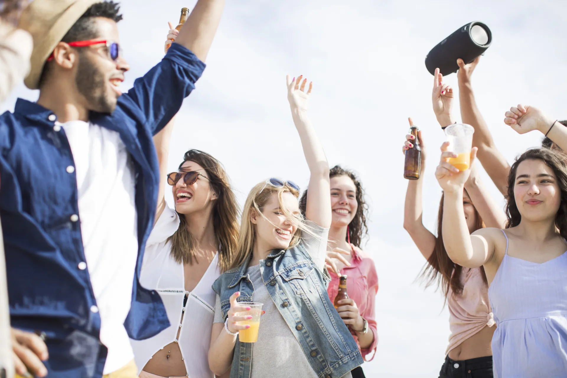 Um grupo de adolescentes bebendo cerveja em segredo, parecendo estar abaixo da idade legal.