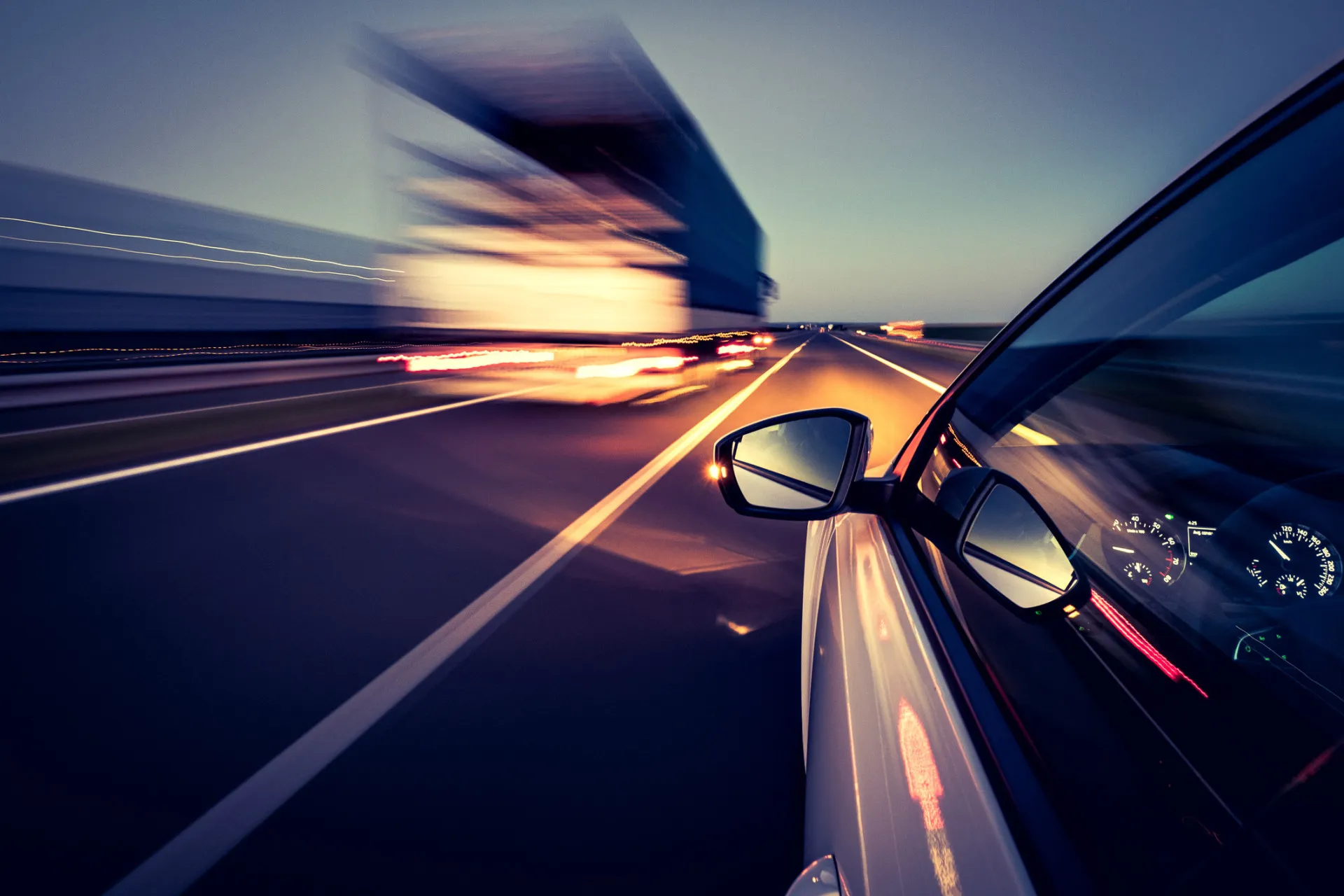 Um velocímetro de carro marcando uma velocidade bem acima do limite permitido.