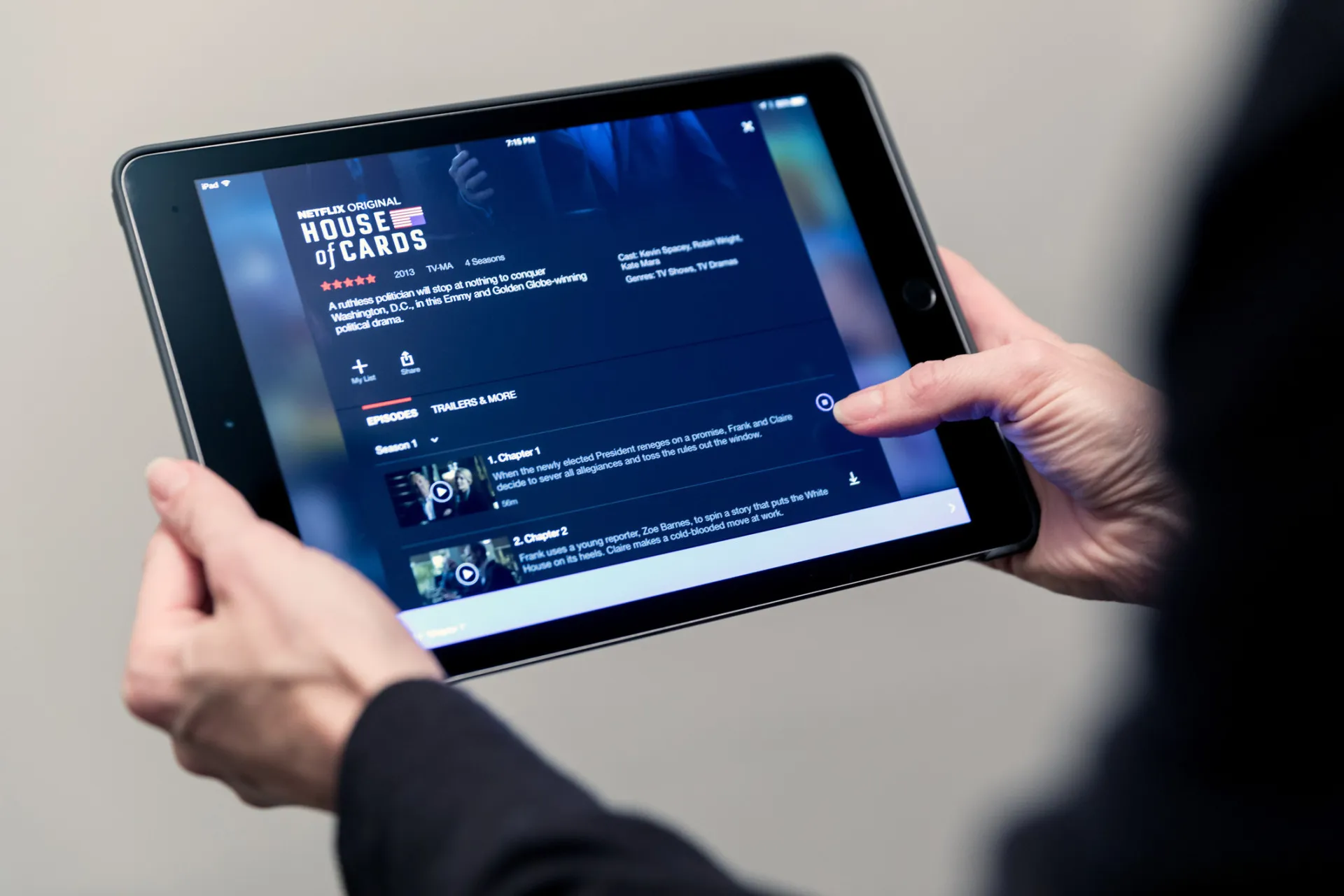 Tela de login de um serviço de streaming em um tablet, com campos para usuário e senha.