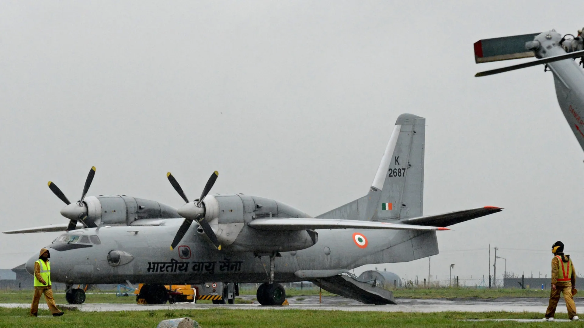 Um avião de transporte militar Antonov An-32 da Força Aérea Indiana em voo.
