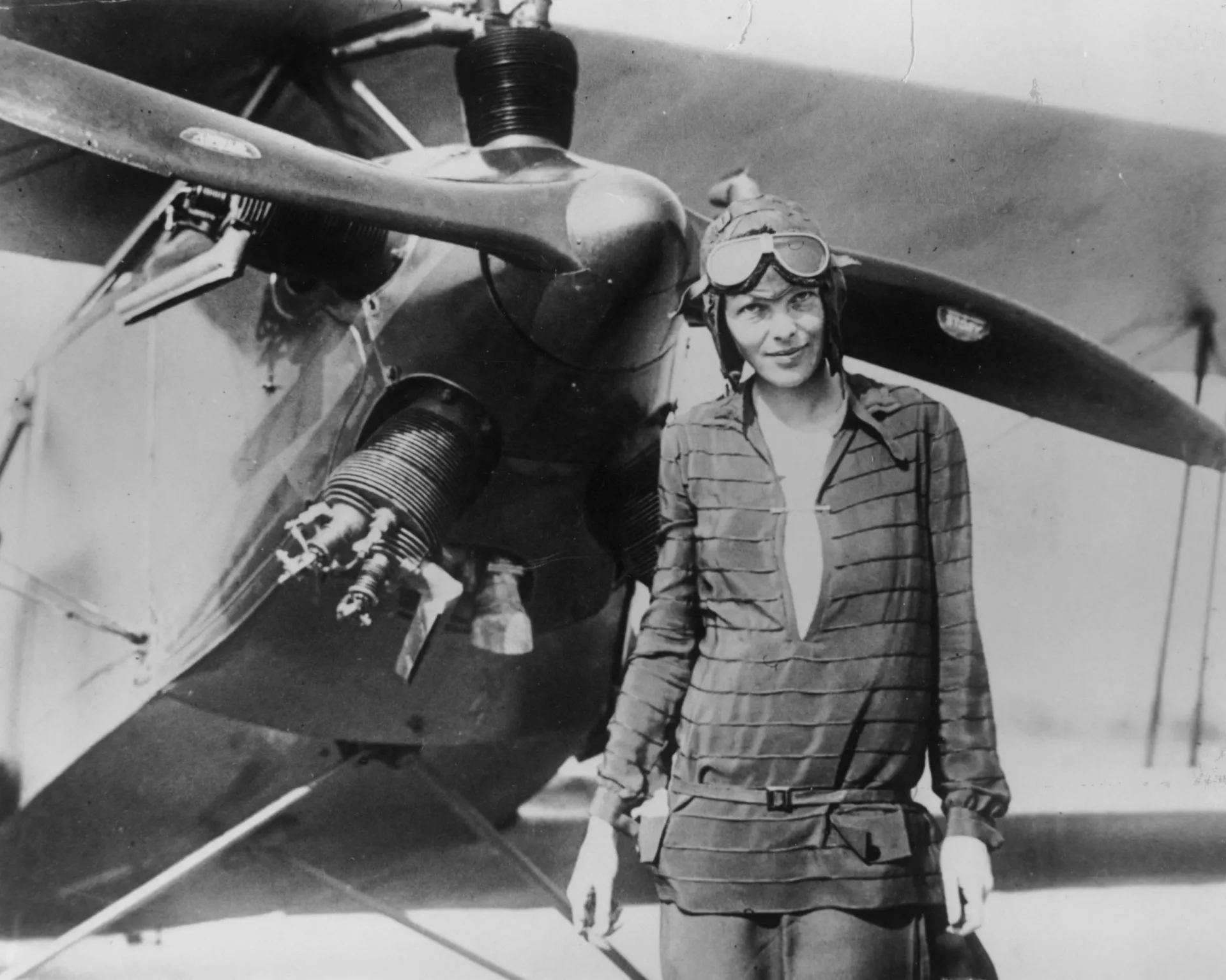 Retrato de Amelia Earhart, a pioneira da aviação americana, sorrindo.