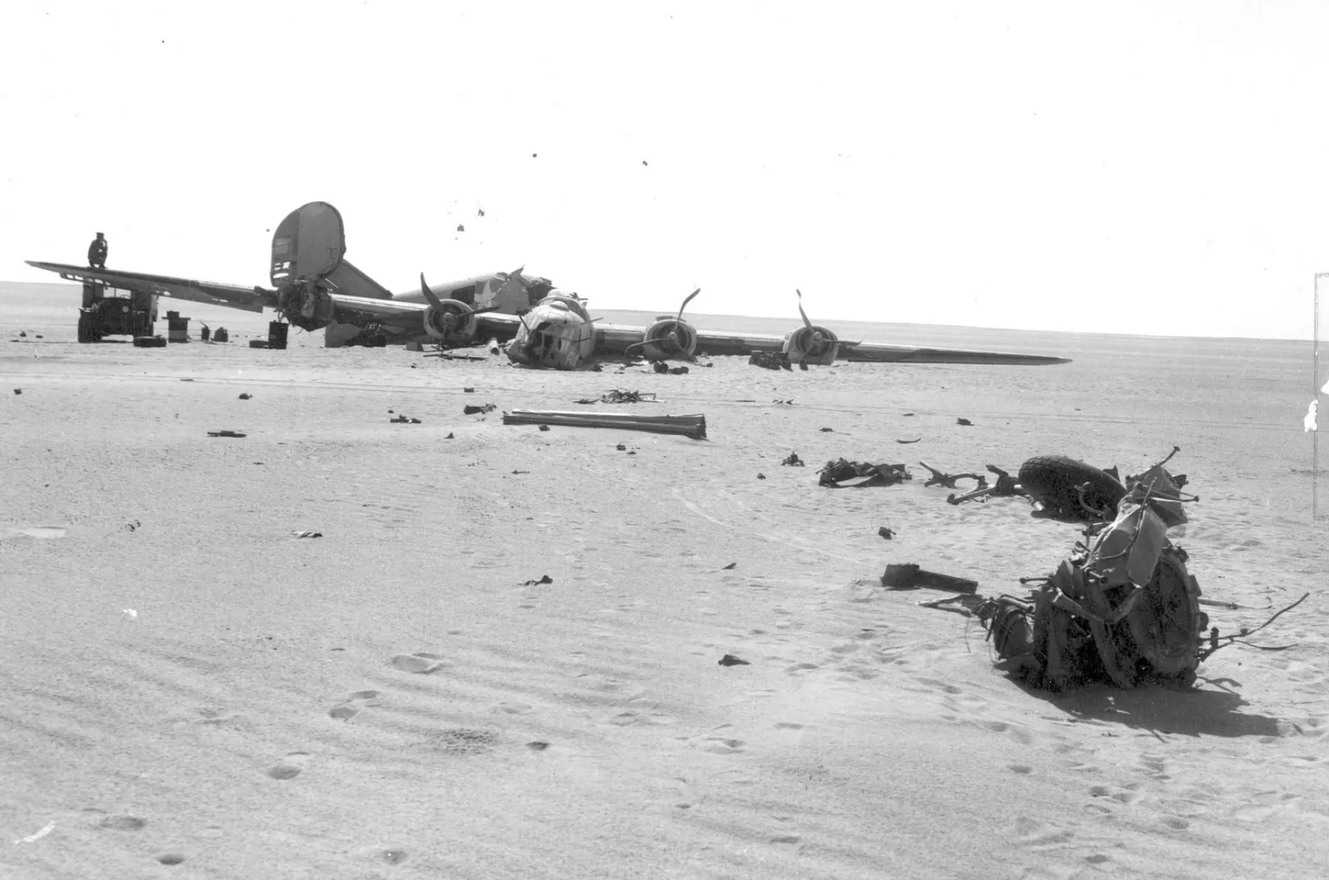 Imagem dos destroços bem preservados do bombardeiro Lady Be Good no deserto da Líbia.