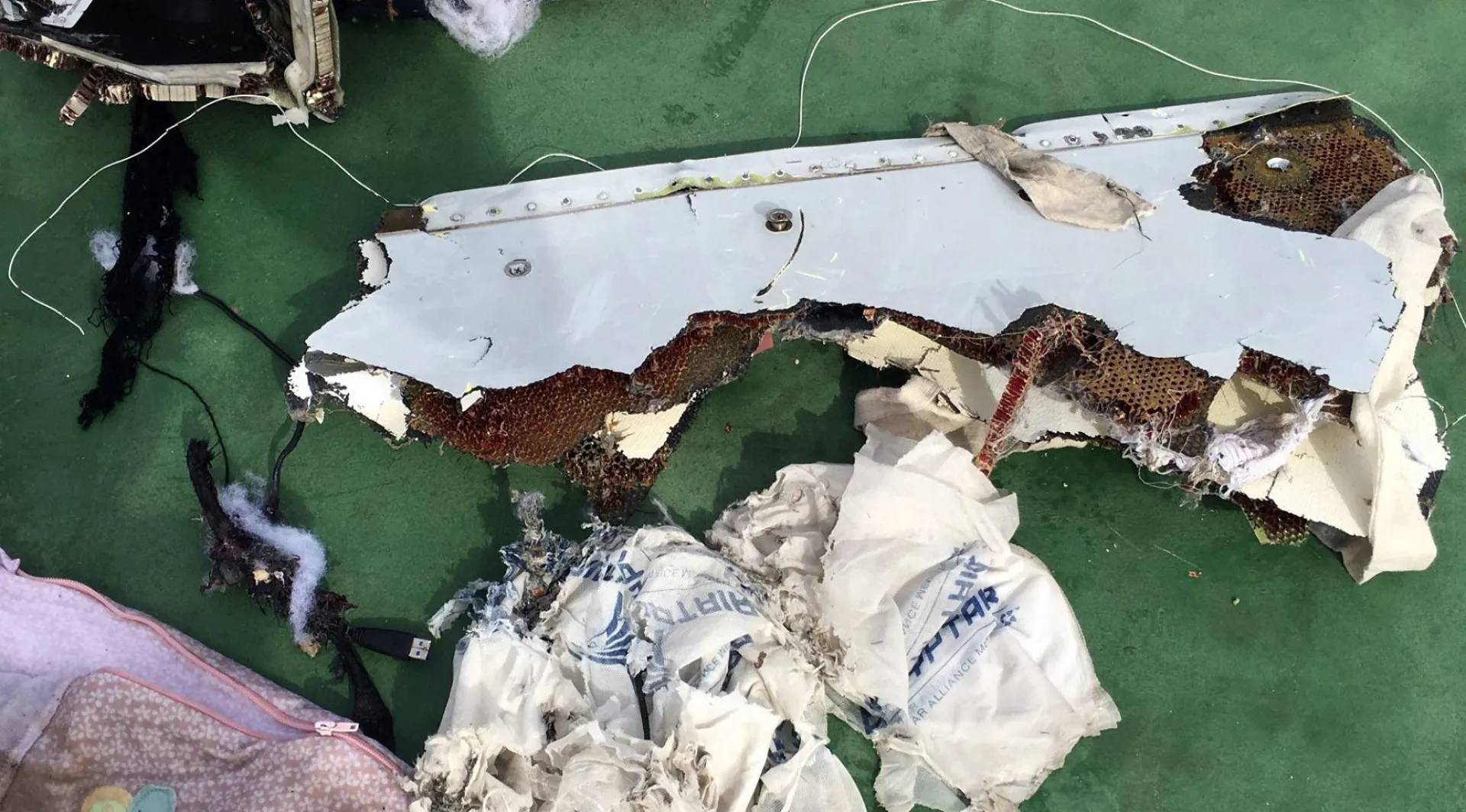 Um colete salva-vidas e outros destroços do voo 804 da EgyptAir flutuando no mar.
