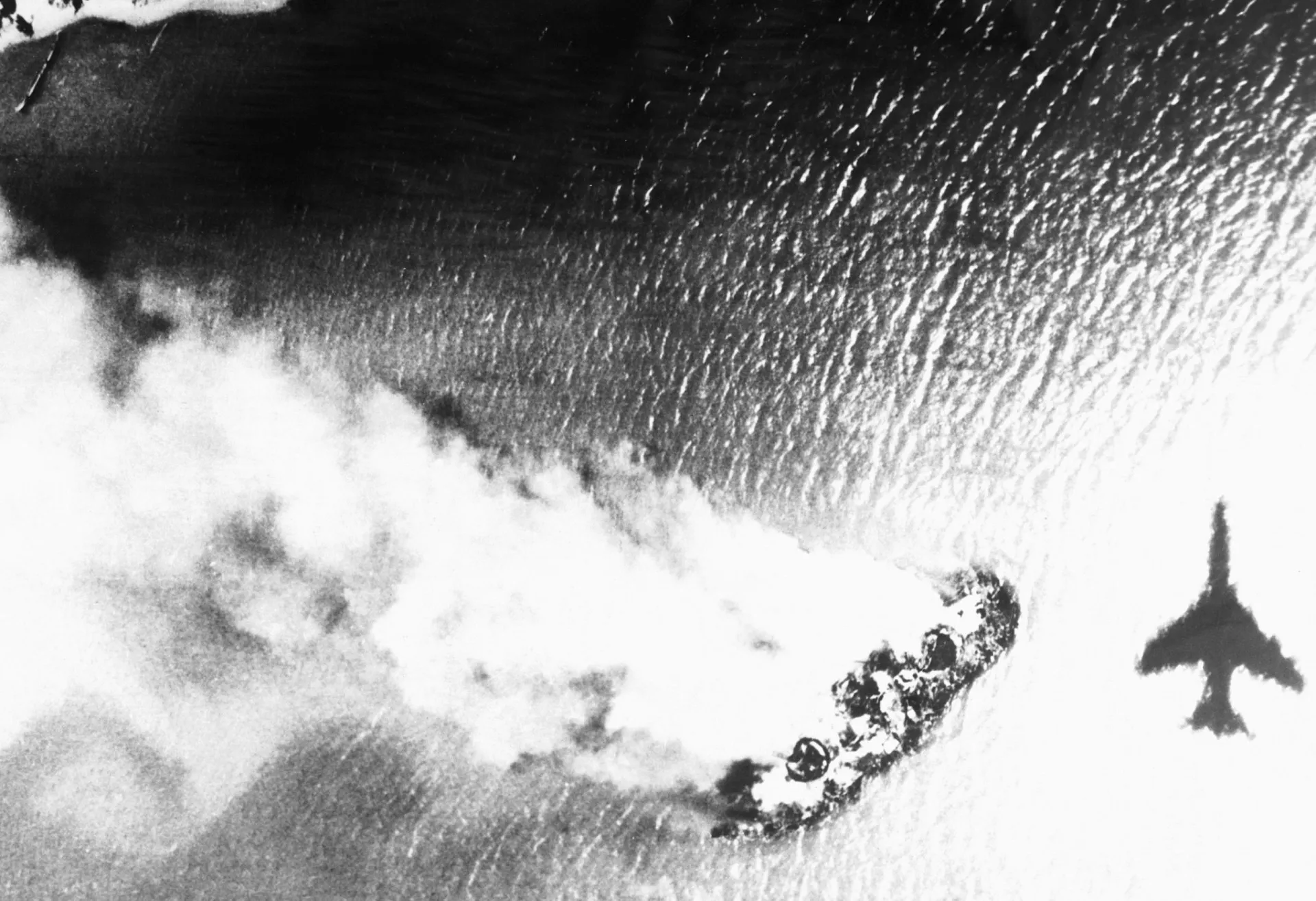 Navios de guerra e aeronaves de busca vasculhando o Oceano Pacífico.