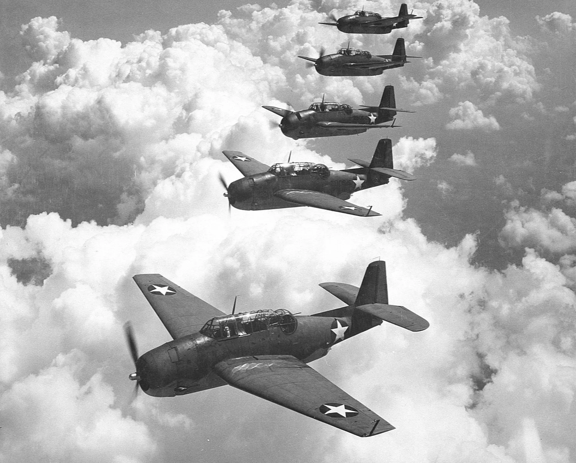 Formação de cinco aviões bombardeiros TBM Avenger, idênticos aos do Voo 19.