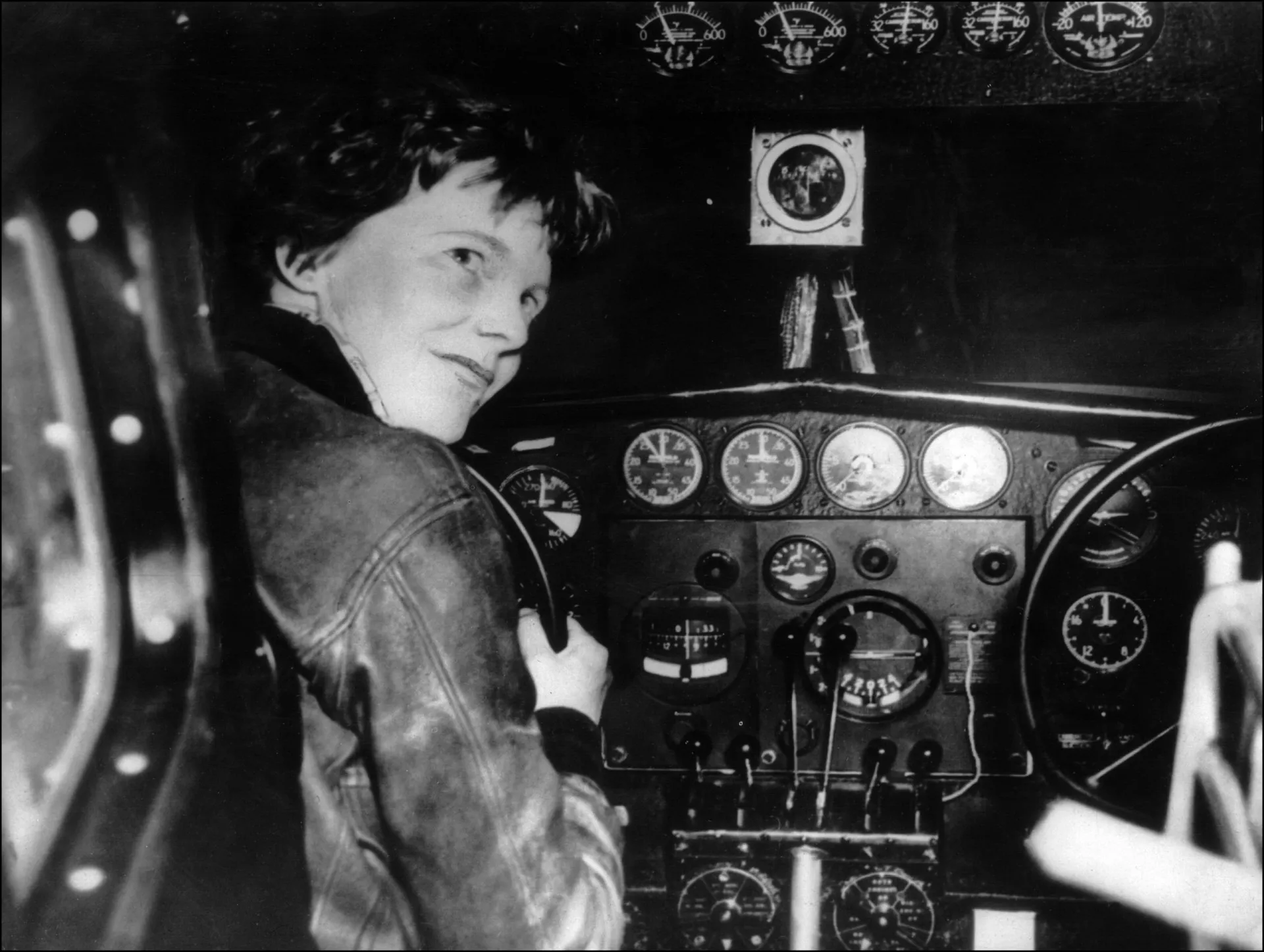 Amelia Earhart e o navegador Fred Noonan em frente ao seu avião, o Lockheed Electra 10E.