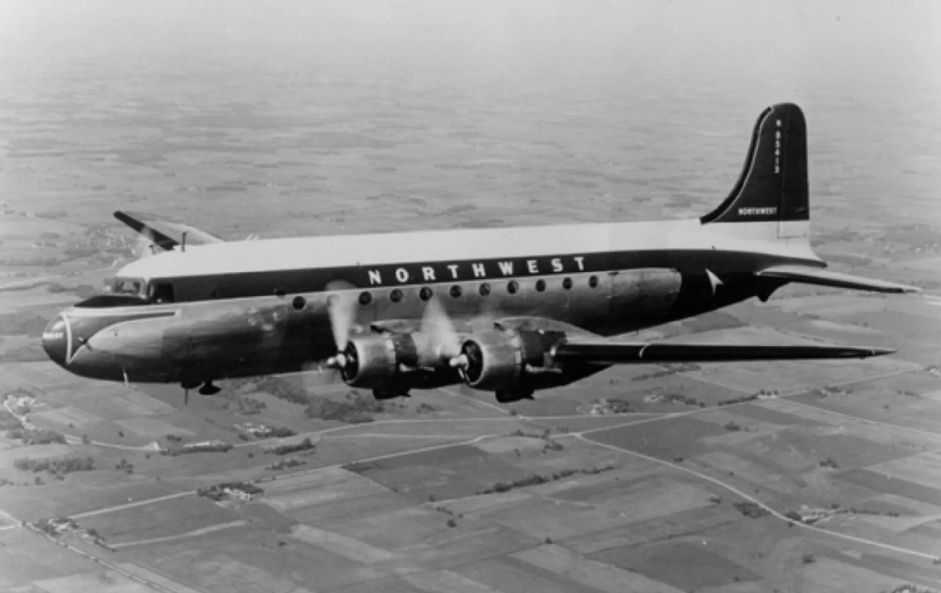 Um avião Douglas DC-4, o mesmo modelo do voo 2501 da Northwest Orient Airlines.