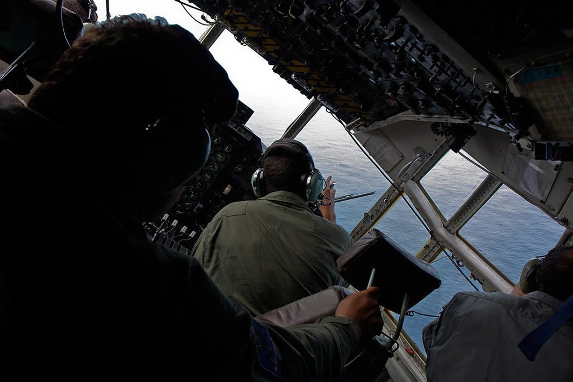 Equipes de resgate da Marinha do Brasil trabalhando na recuperação de destroços do voo 447 da Air France no oceano.