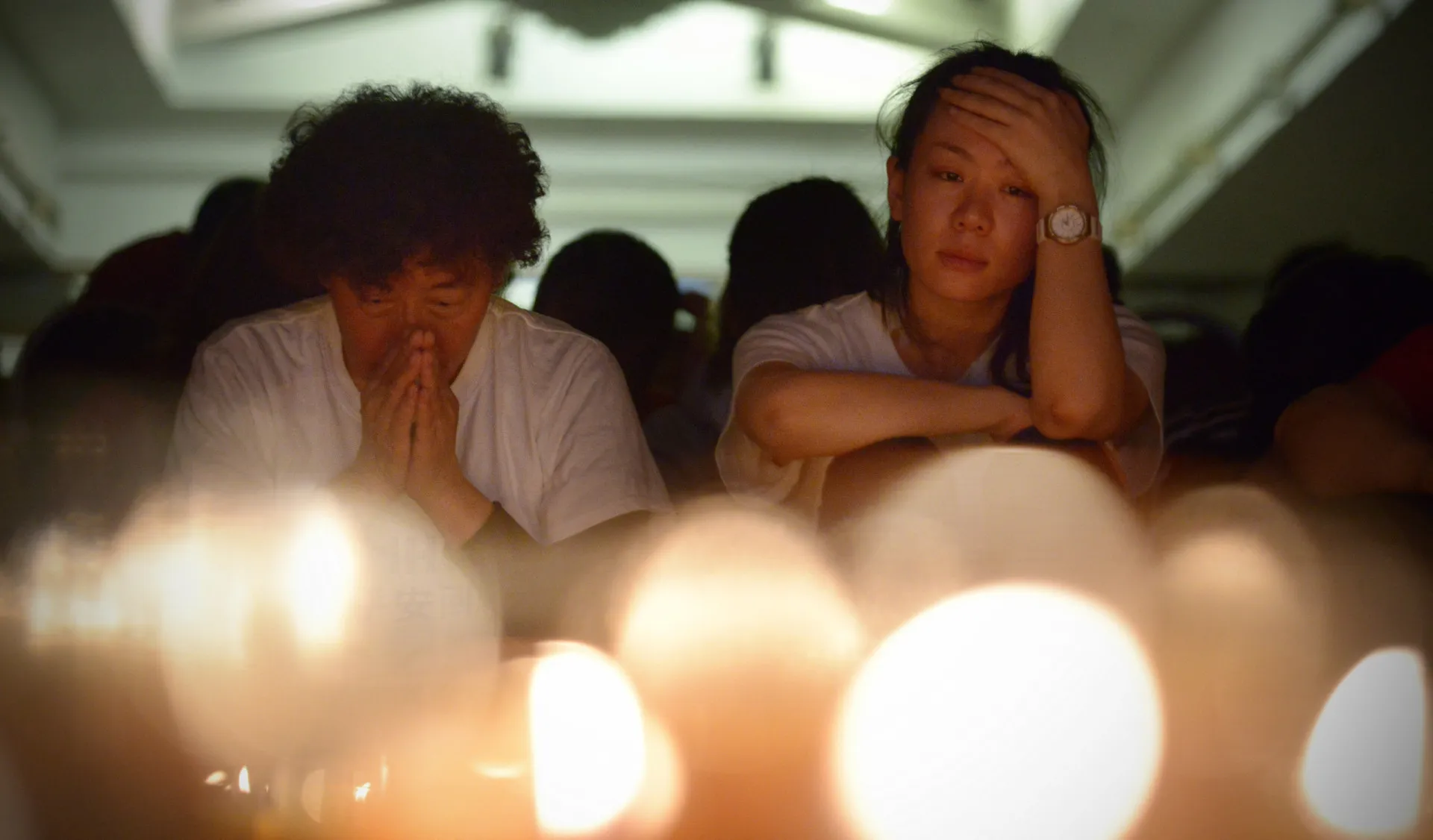 Membros de uma equipe de busca internacional olhando um mapa durante a procura pelo MH370.