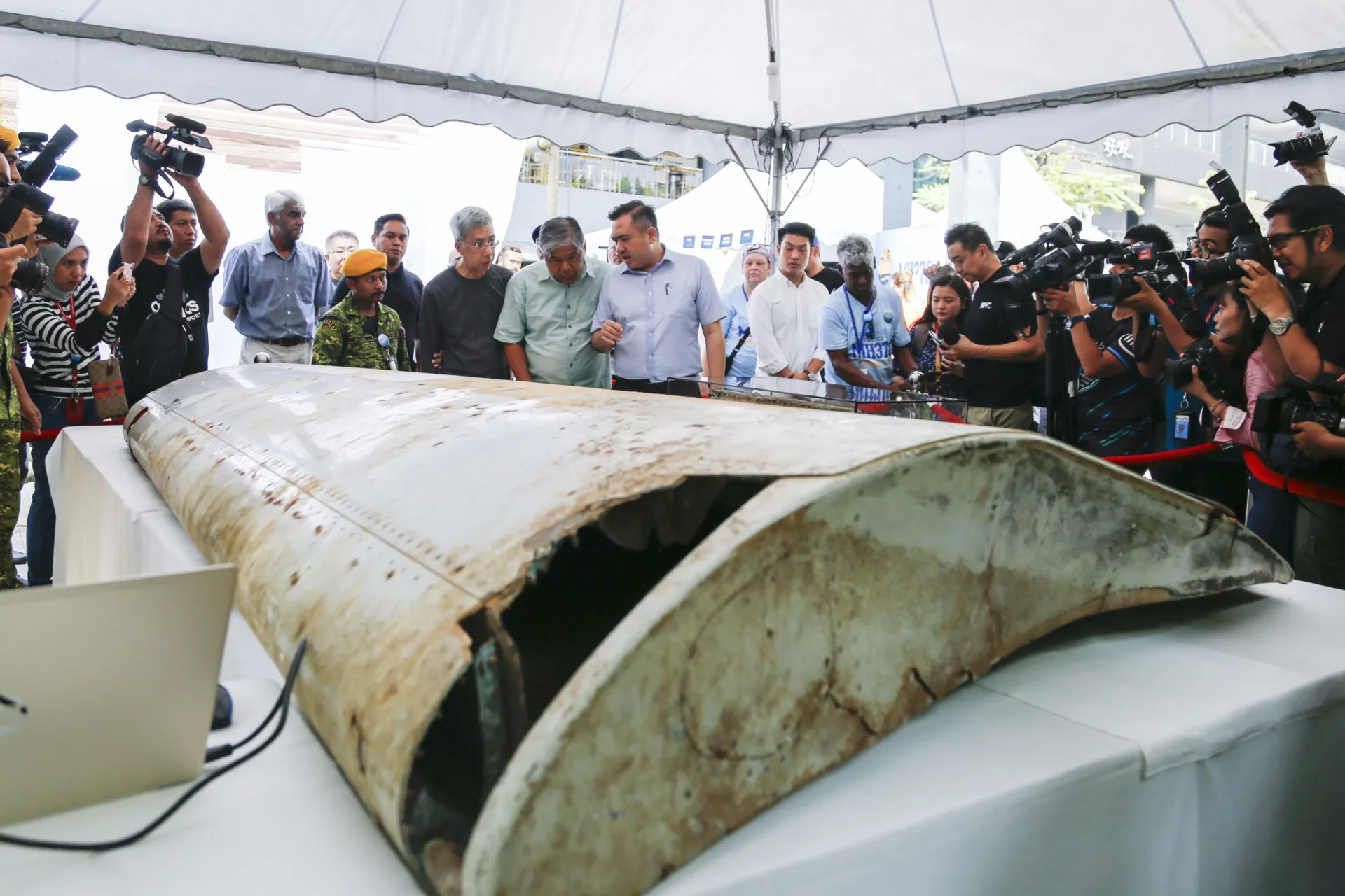 Um pedaço de flaperon de avião, confirmado como sendo do MH370, encontrado na Ilha da Reunião.
