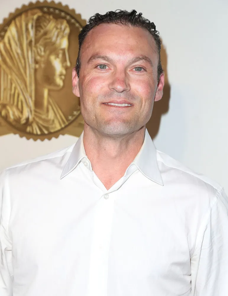 Brian Austin Green em um evento, com um olhar confiante para a câmera.
