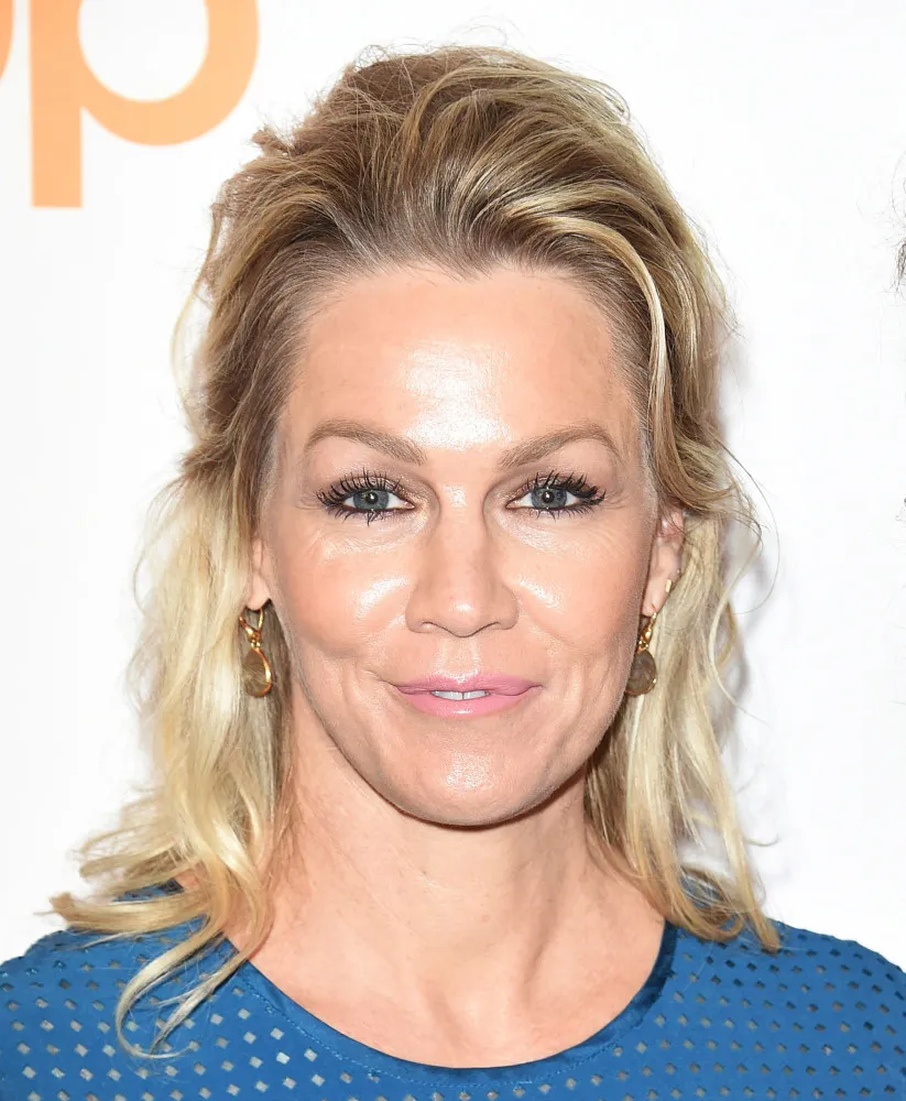 Jennie Garth posando com suas três filhas, mostrando um lado mais pessoal e familiar da atriz.