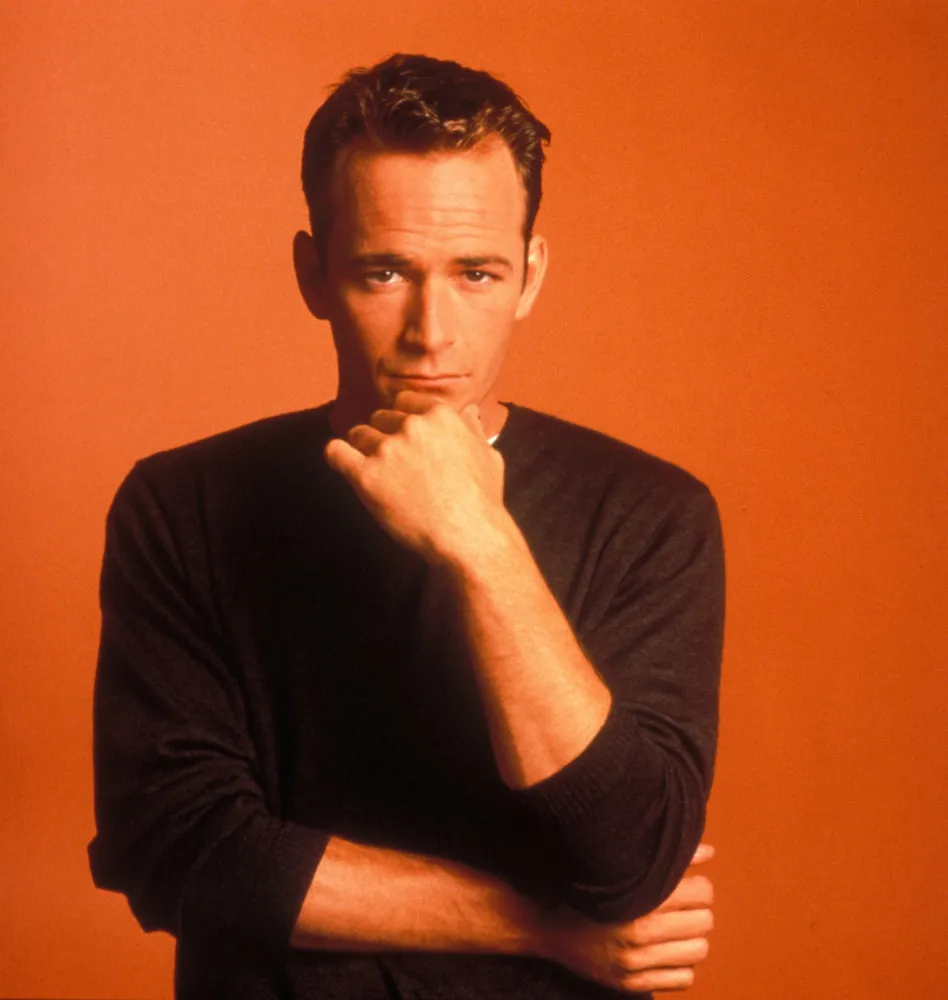 Luke Perry em um papel posterior, mostrando sua versatilidade como ator.