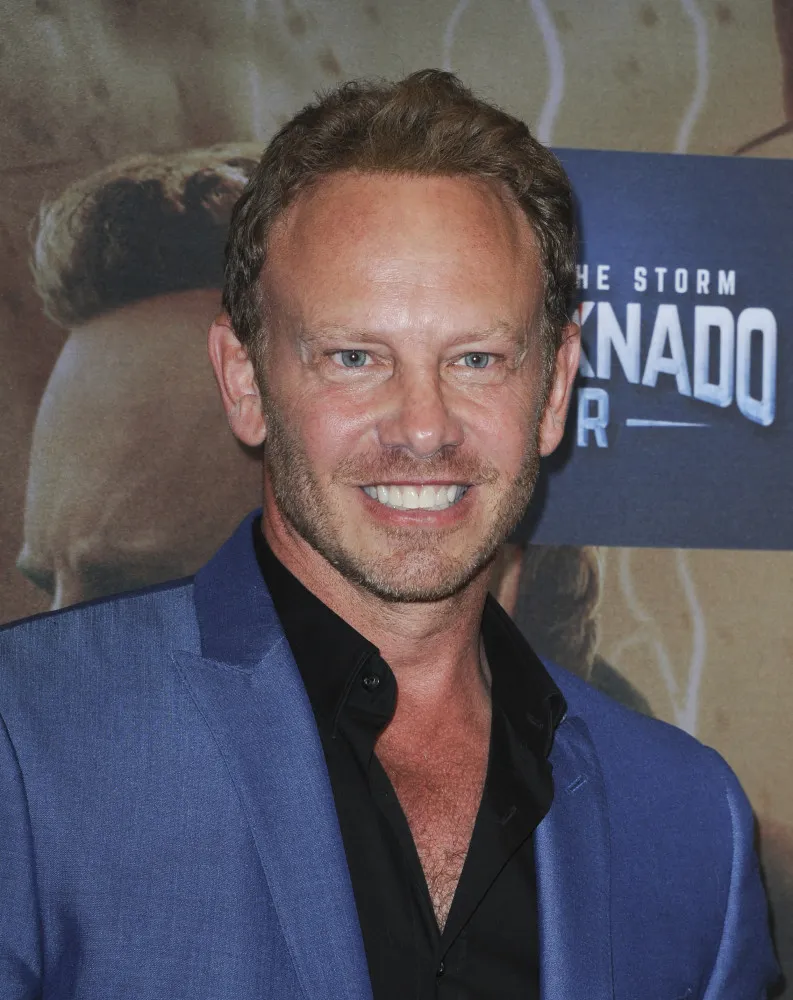 Ian Ziering em um evento, mostrando que continua em forma e ativo na carreira.