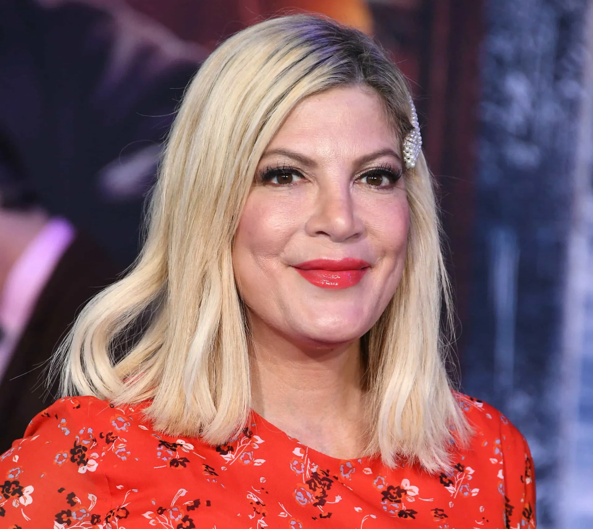 Tori Spelling com um visual mais recente, mostrando a complexidade de sua jornada pessoal.