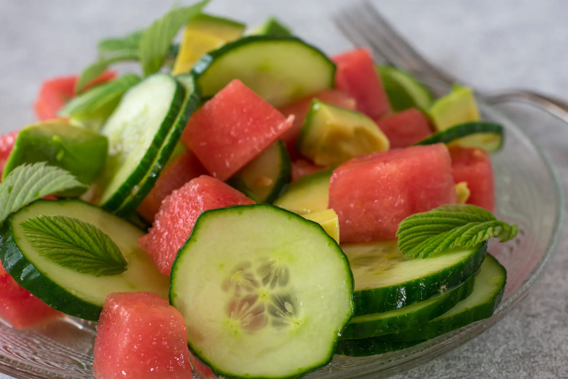 Variedade de frutas e vegetais com alto teor de água, como melancia, pepino e morangos.