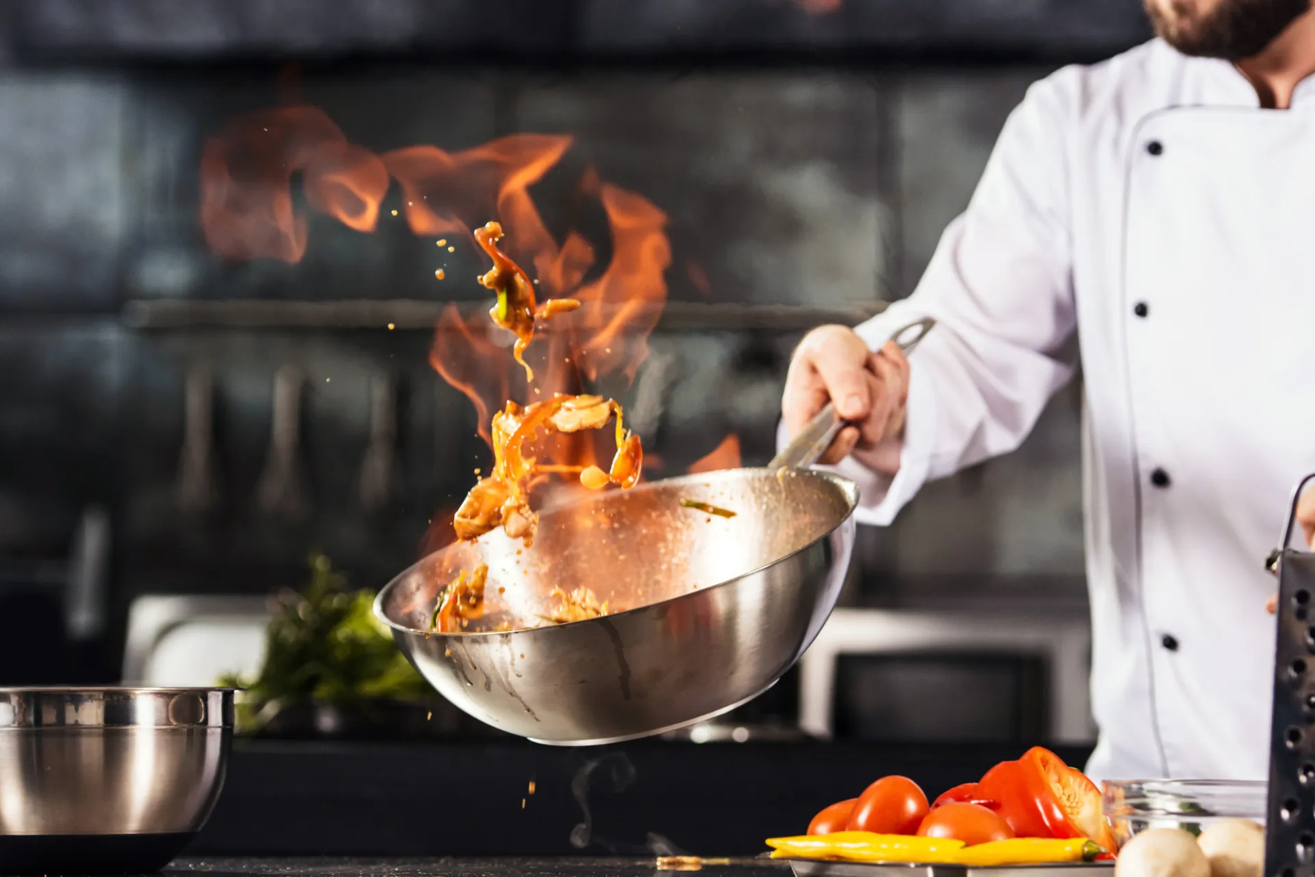 Prato com alimentos salgados e picantes que devem ser evitados antes de dormir.