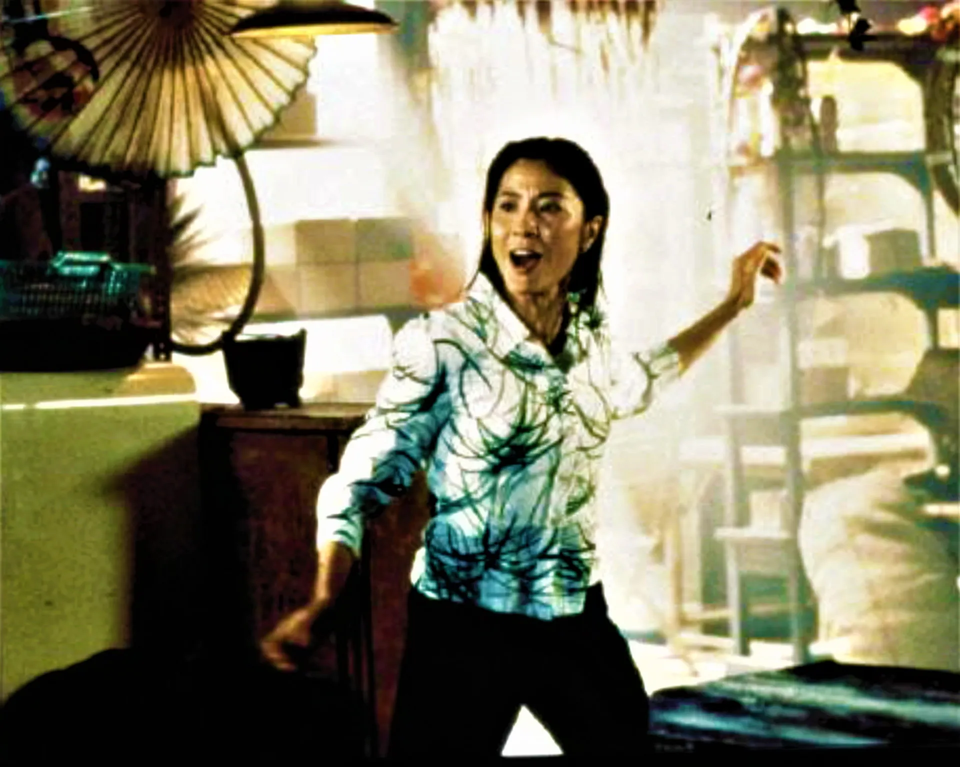 Michelle Yeoh caracterizada como Wai Lin, sua personagem no filme de James Bond.