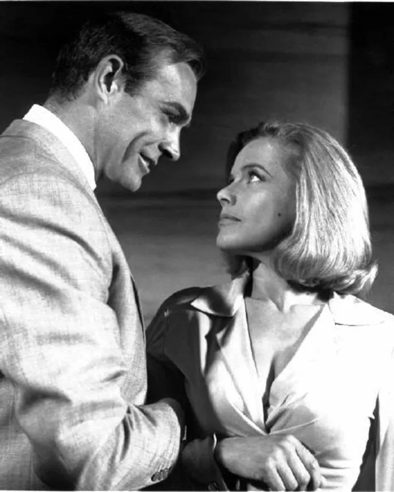 Honor Blackman como a icônica Pussy Galore em '007 Contra Goldfinger'.