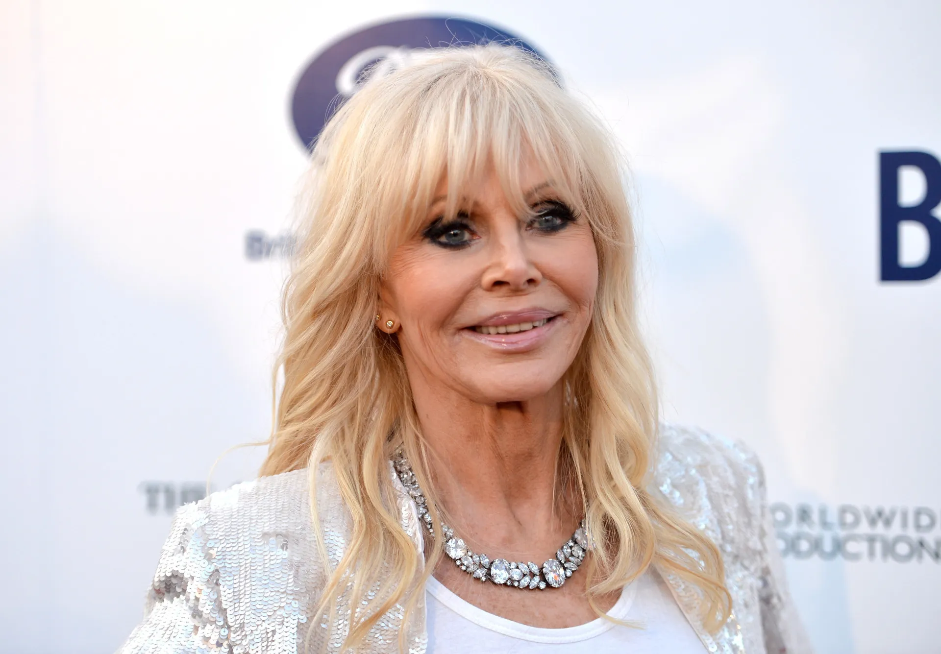 Britt Ekland em uma foto mais recente, refletindo sobre sua carreira.