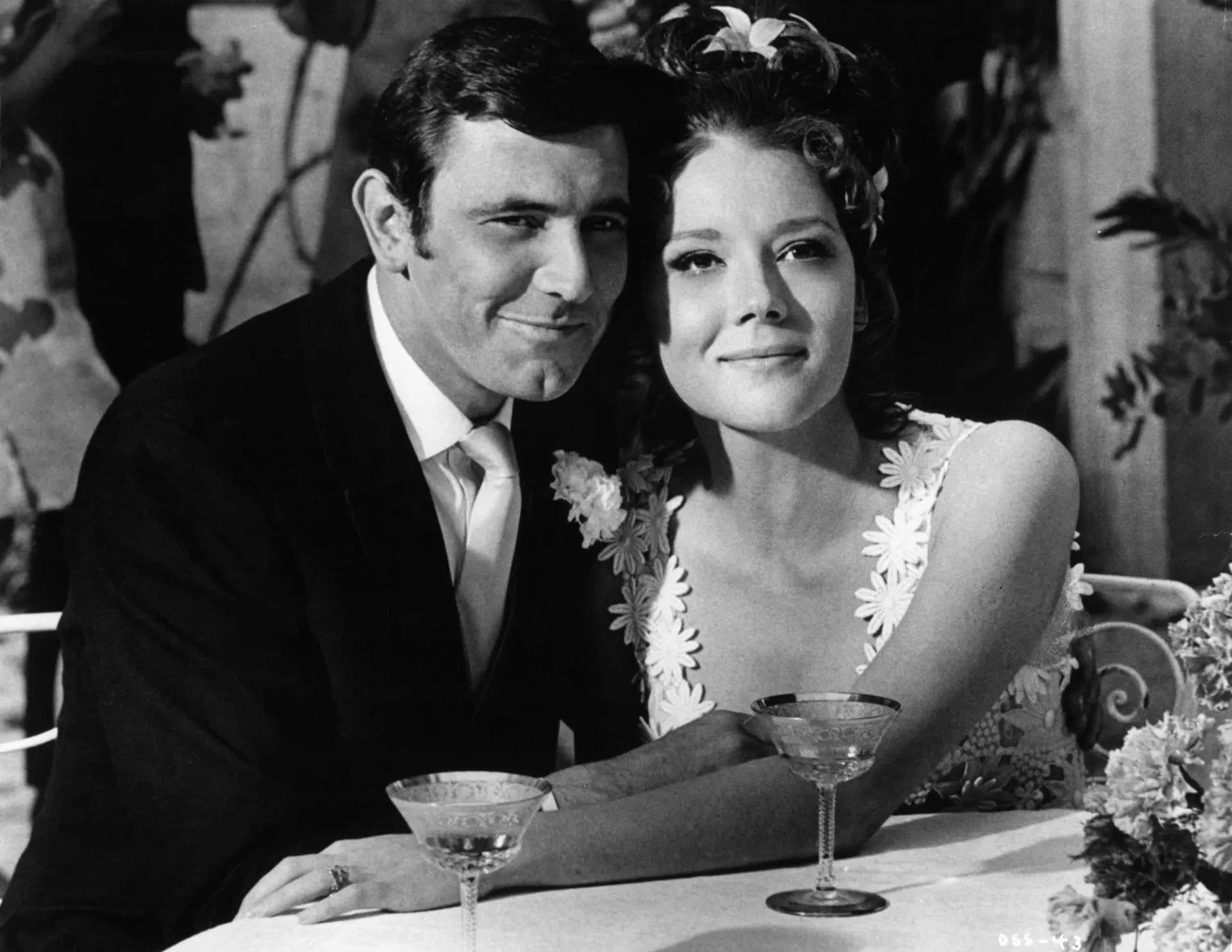 Diana Rigg e George Lazenby como Tracy e James Bond, em seu breve casamento no filme.