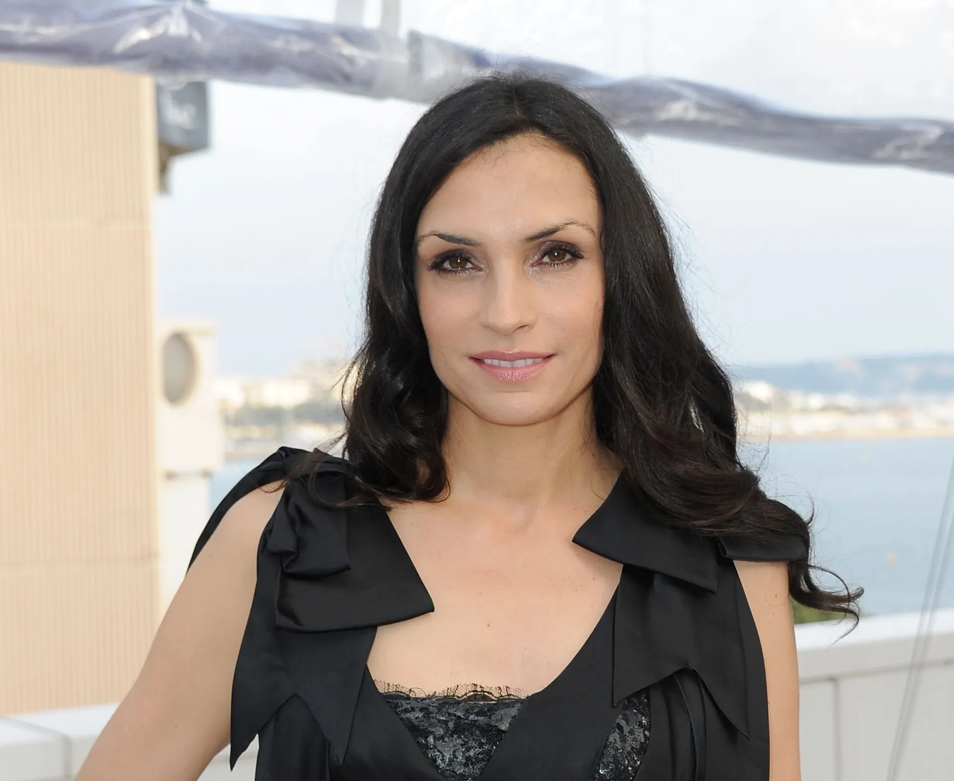 A atriz Famke Janssen posando para uma foto em um evento.
