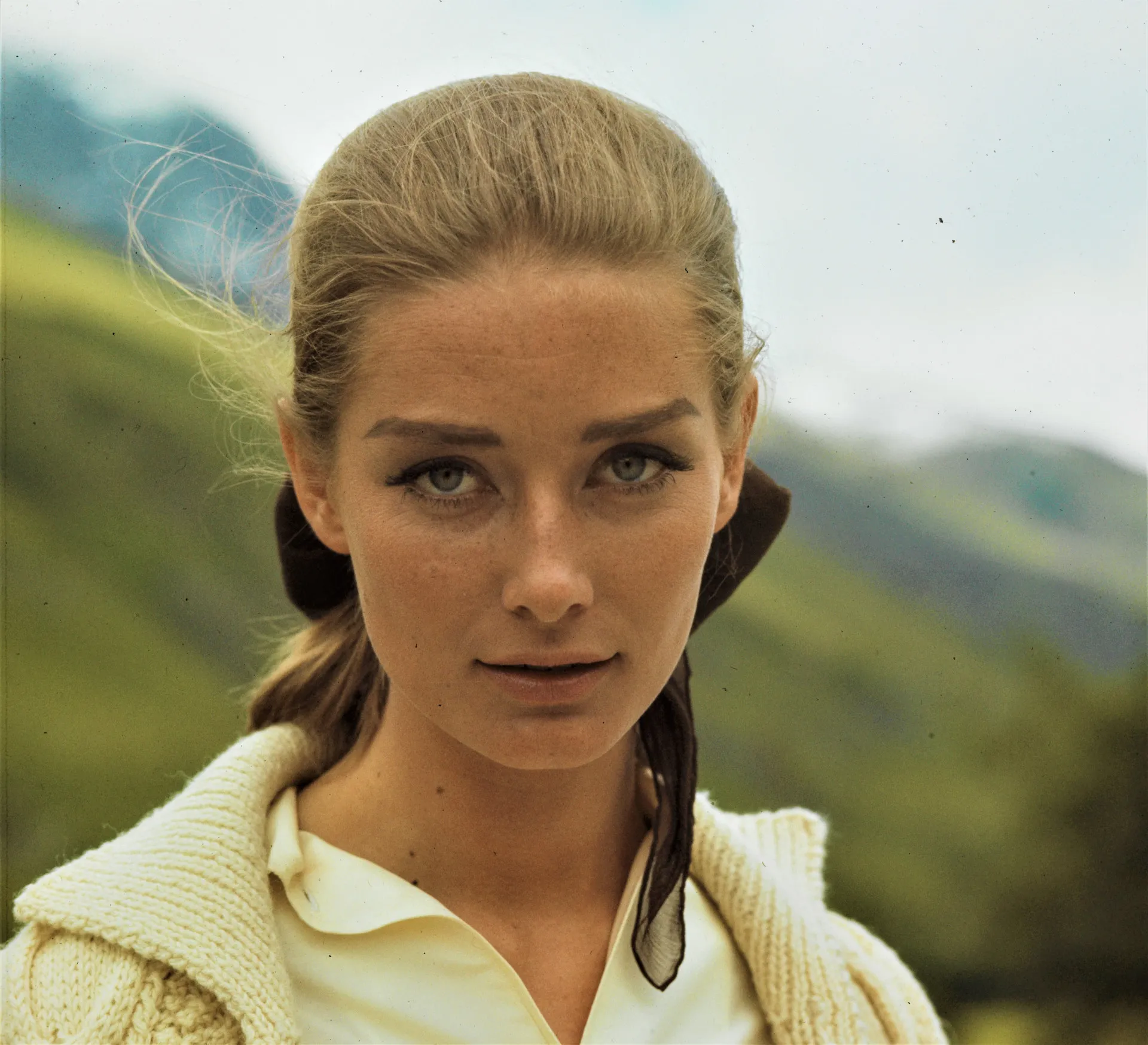 Tania Mallet como a personagem Tilly Masterson no clássico '007 Contra Goldfinger'.