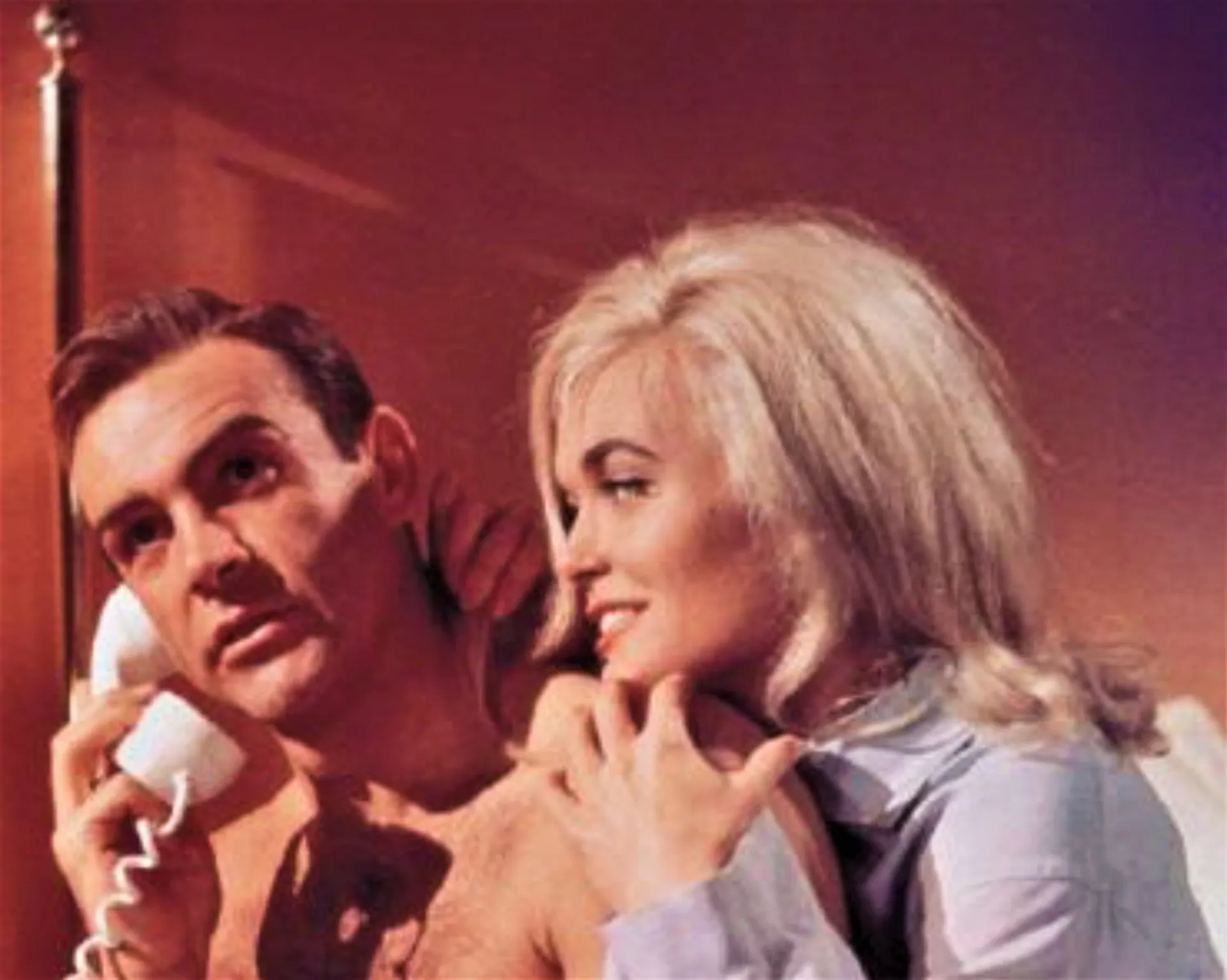 Shirley Eaton como Jill Masterson em '007 contra Goldfinger', na famosa cena em que é encontrada coberta de ouro.