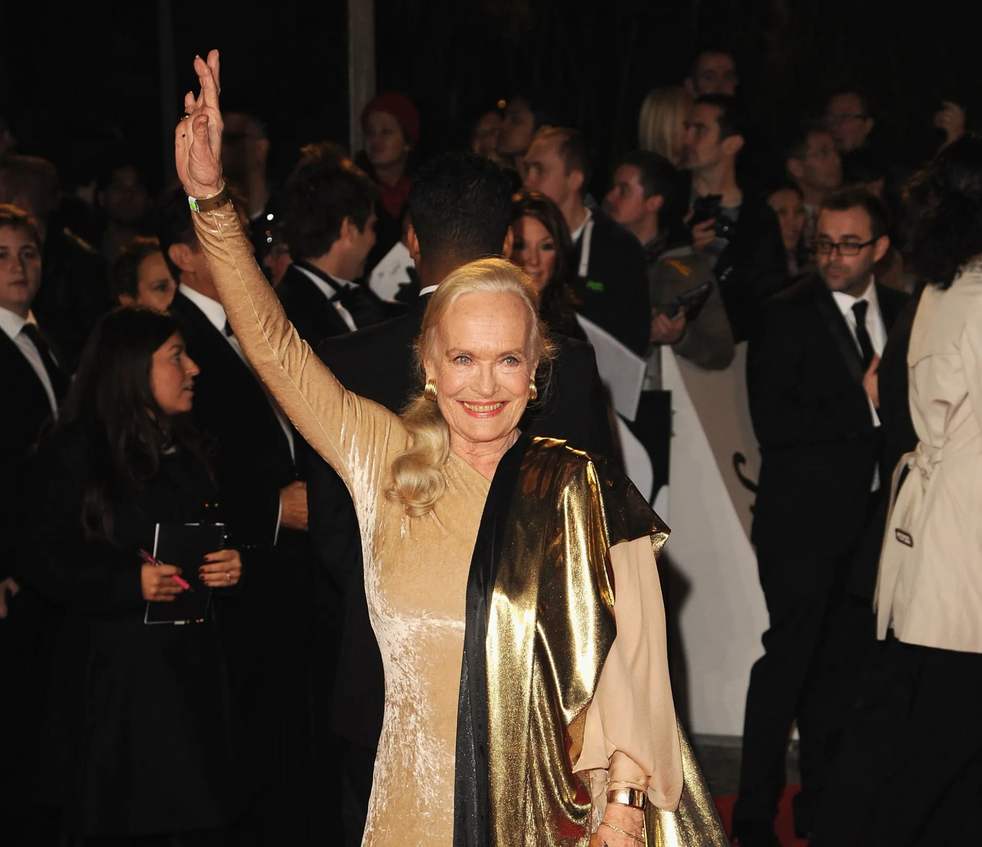 Shirley Eaton em uma foto mais recente, sorrindo discretamente.