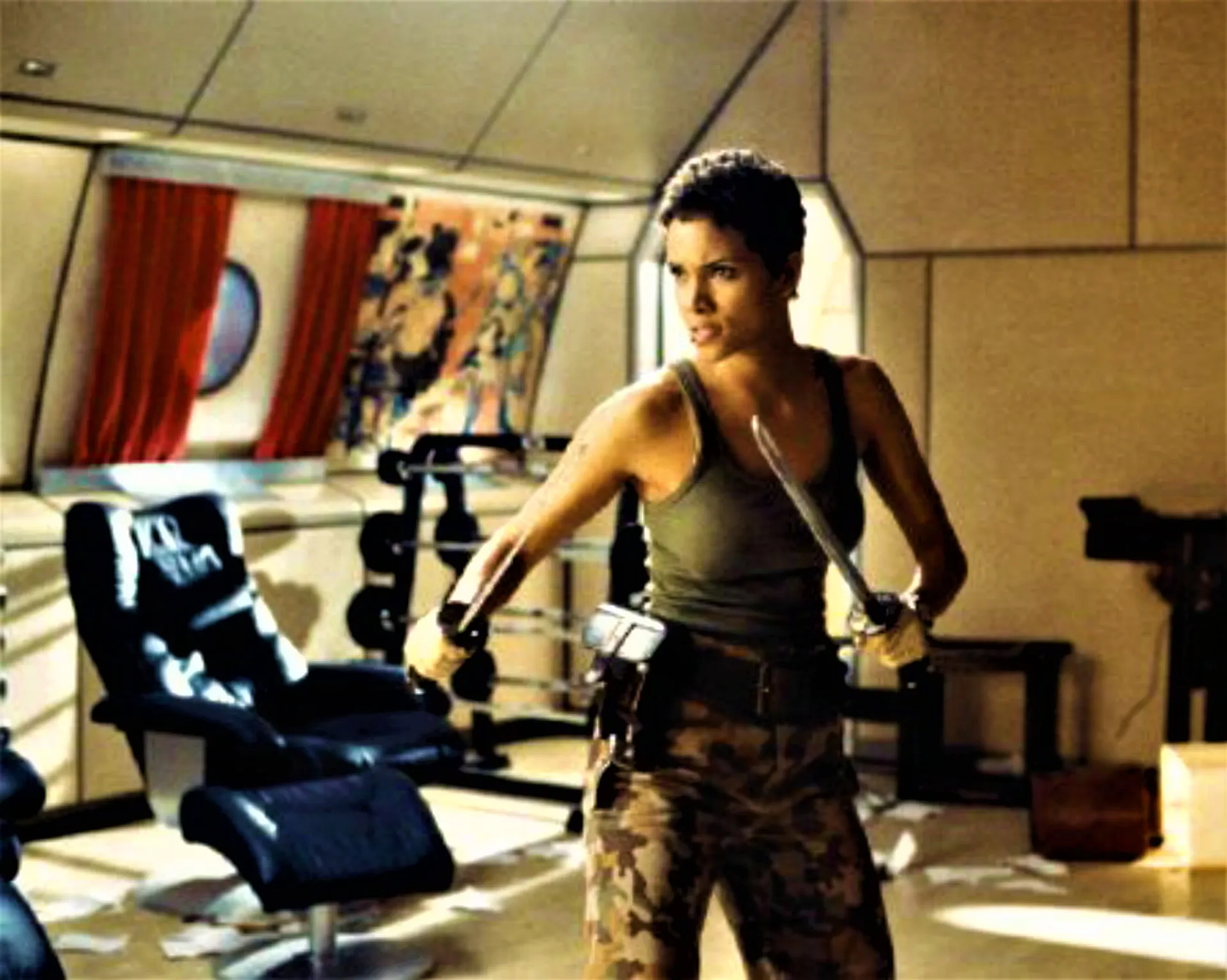 Halle Berry saindo do mar em uma cena icônica de '007 - Um Novo Dia Para Morrer'.