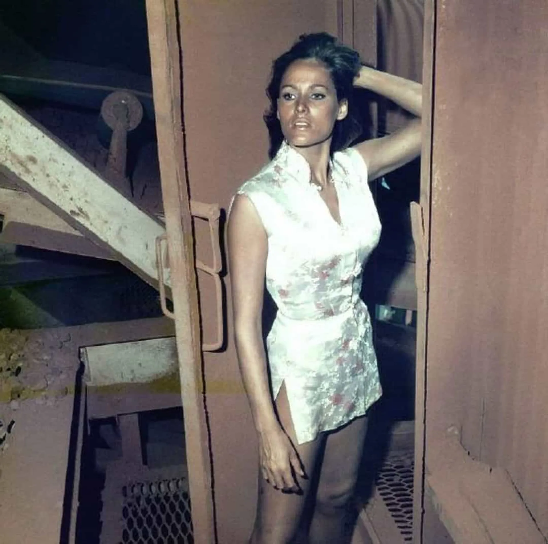 Ursula Andress na icônica cena de biquíni branco em '007 Contra o Satânico Dr. No'.
