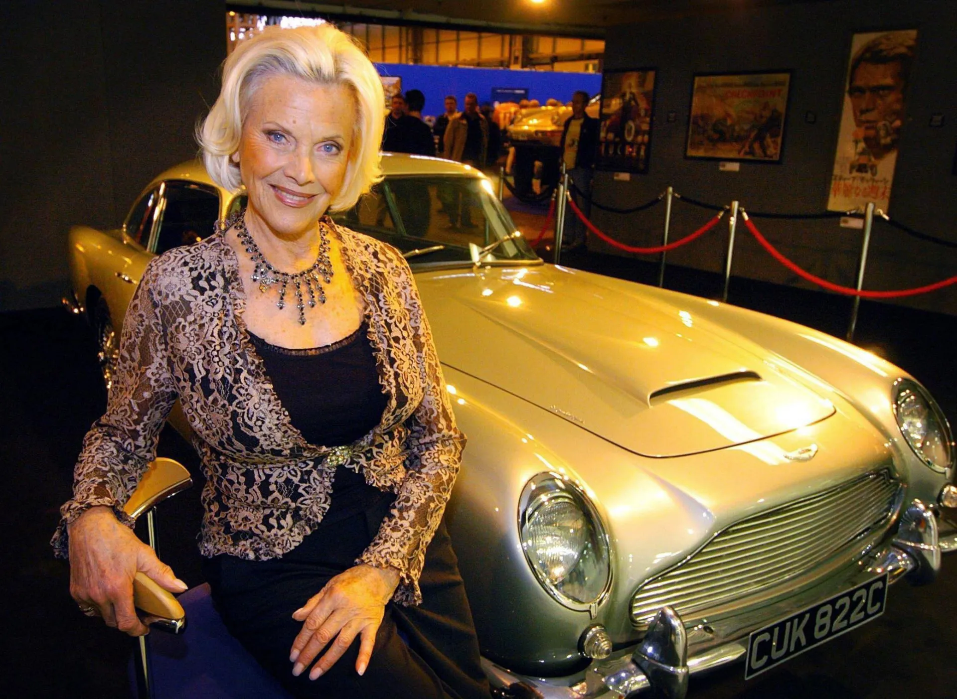 Honor Blackman em uma foto posterior, com um olhar sábio e forte.