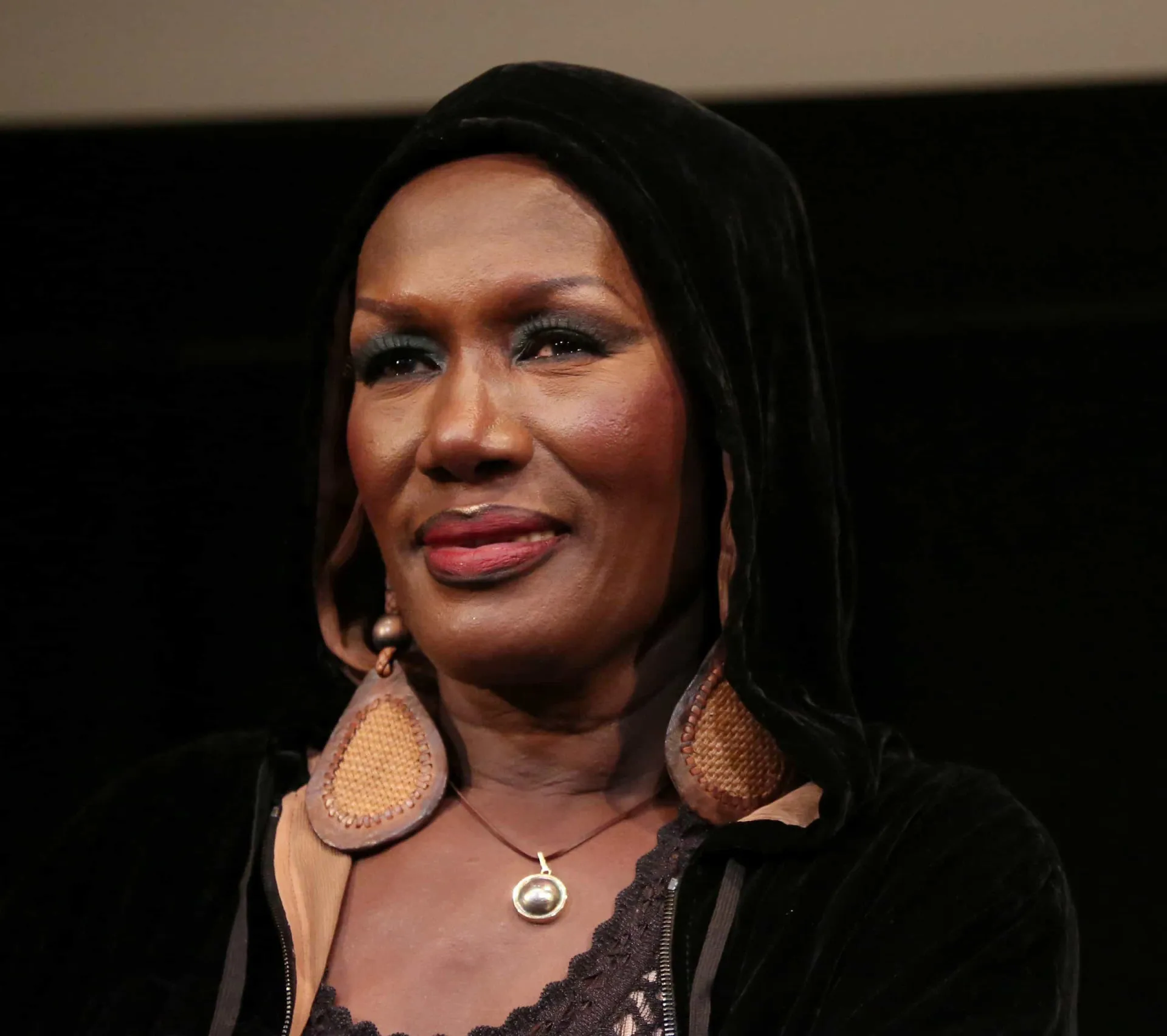 Grace Jones em uma performance musical, mostrando seu estilo extravagante e único.