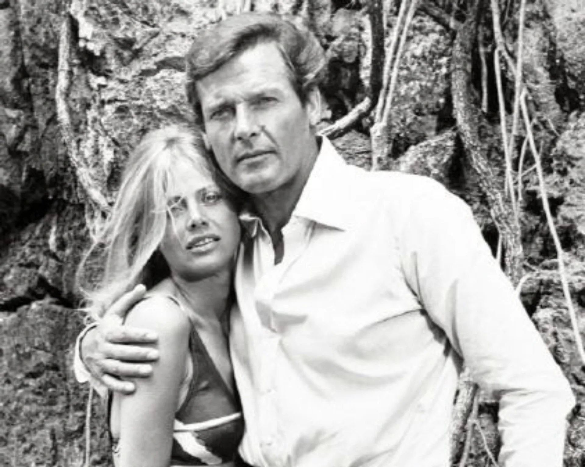 A atriz sueca Britt Ekland como a agente Mary Goodnight.