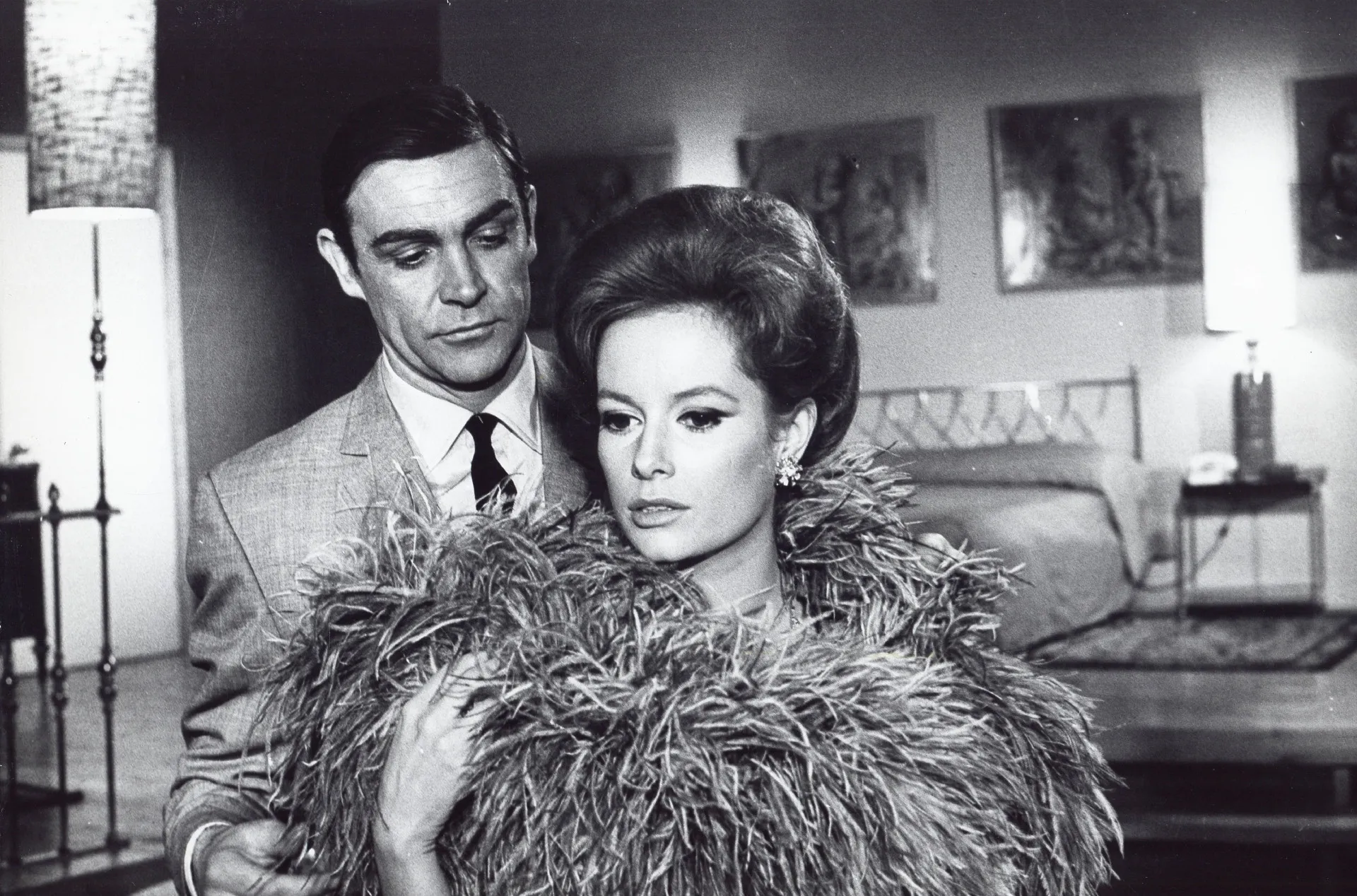 A atriz ítalo-americana Luciana Paluzzi como a vilã Fiona Volpe.