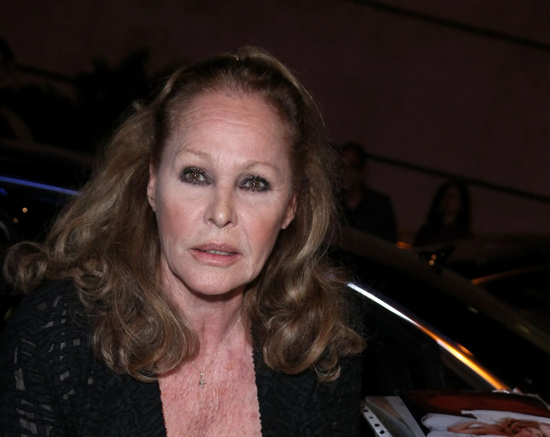 Ursula Andress em uma foto de estúdio, exibindo sua beleza clássica.