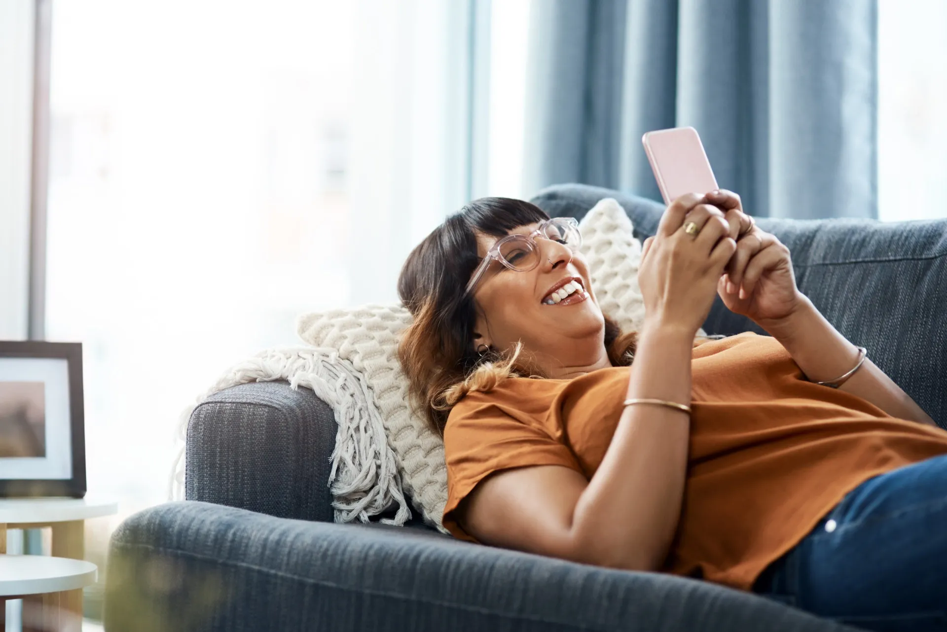 Jovens usando celulares e conversando, simbolizando a troca de informações nas redes sociais.