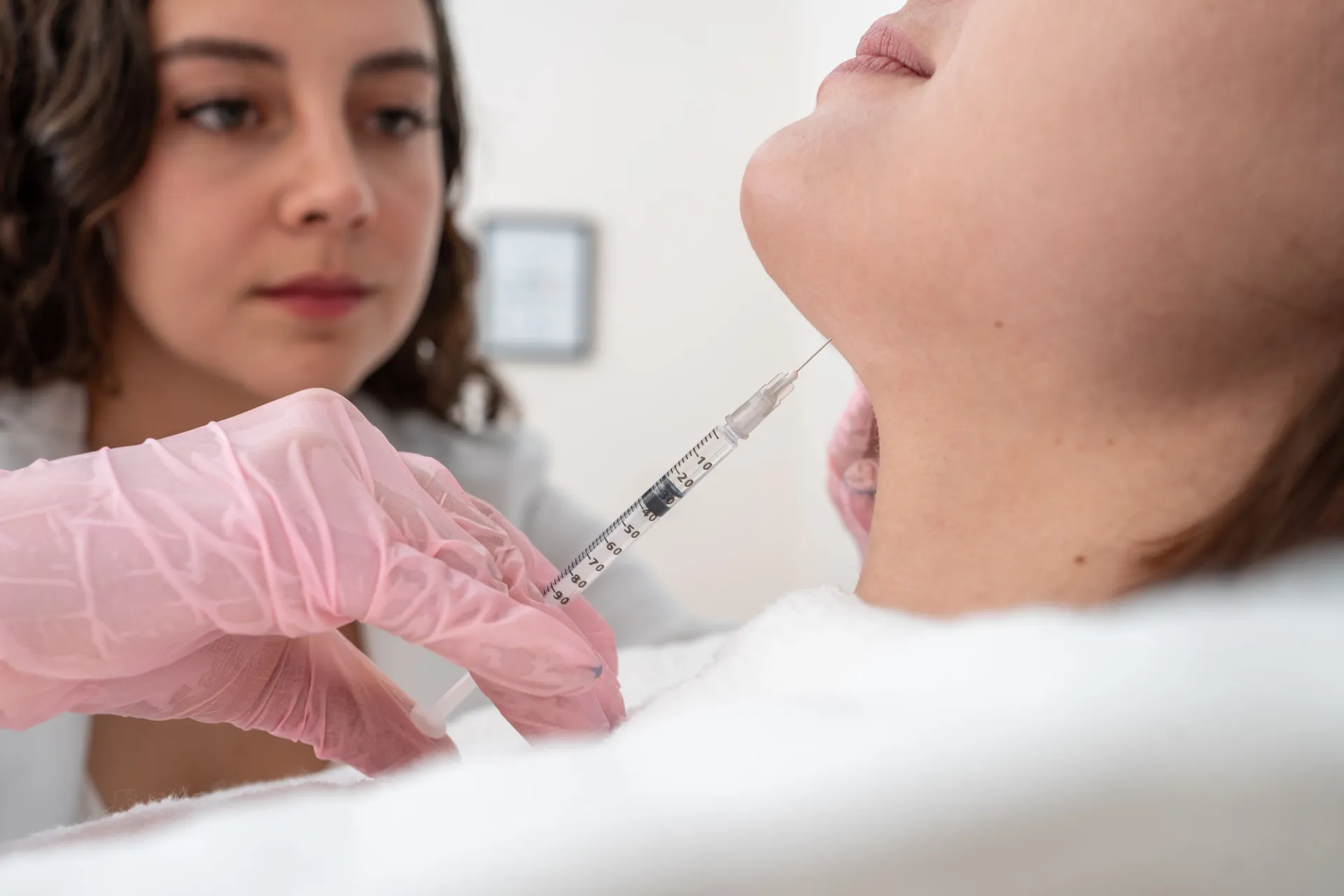 Seringa com Botox sendo preparada para uma aplicação médica.