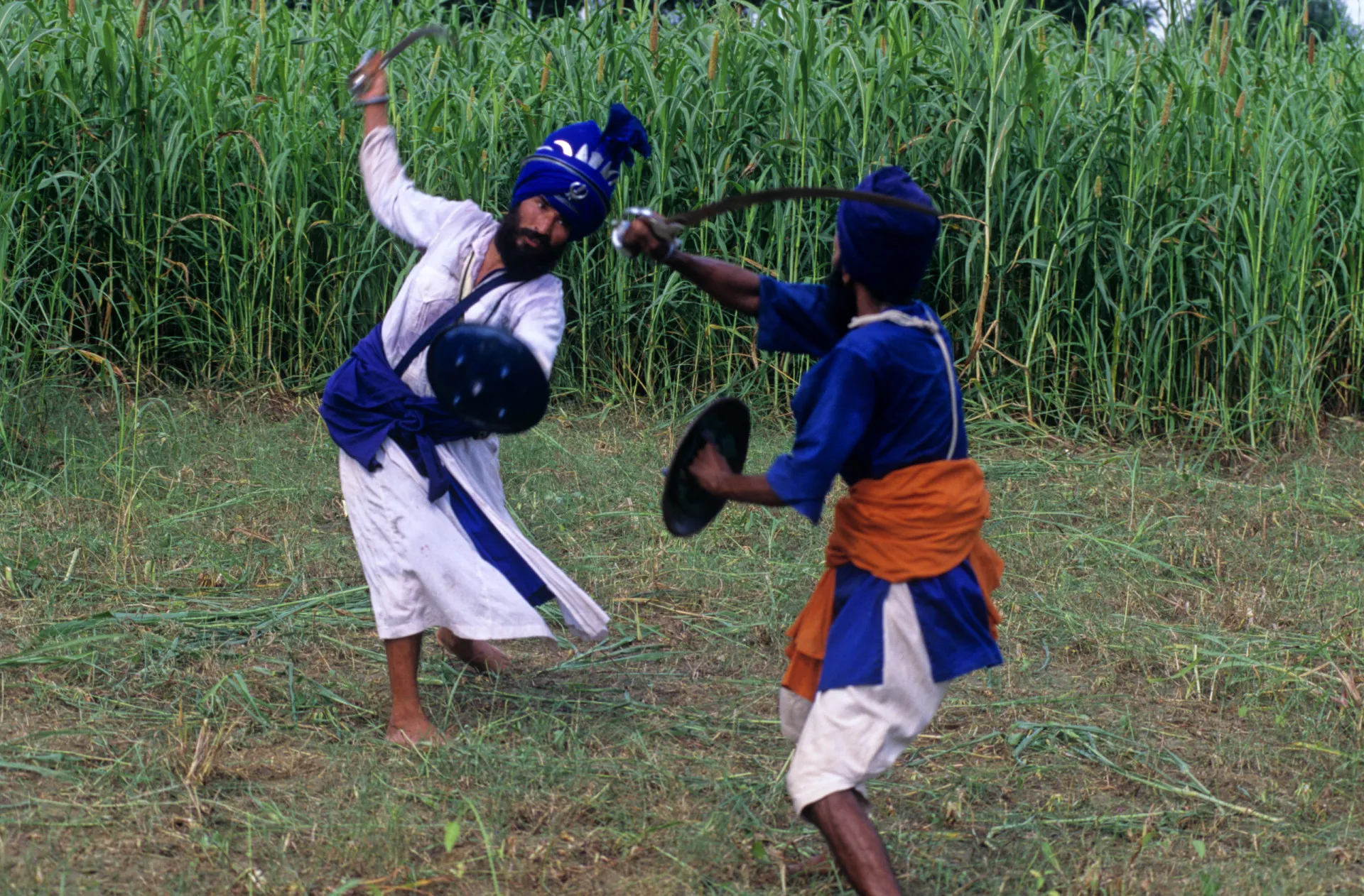 Guerreiros sikhs Nihang em seus trajes azuis tradicionais, representando a ordem guerreira do Siquismo.
