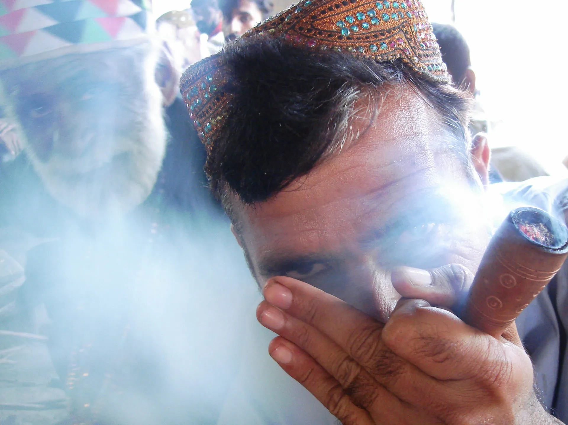 Um cachimbo ornamentado, semelhante ao 'nafir-e-vahdat' usado pelos sufis para consumir haxixe.