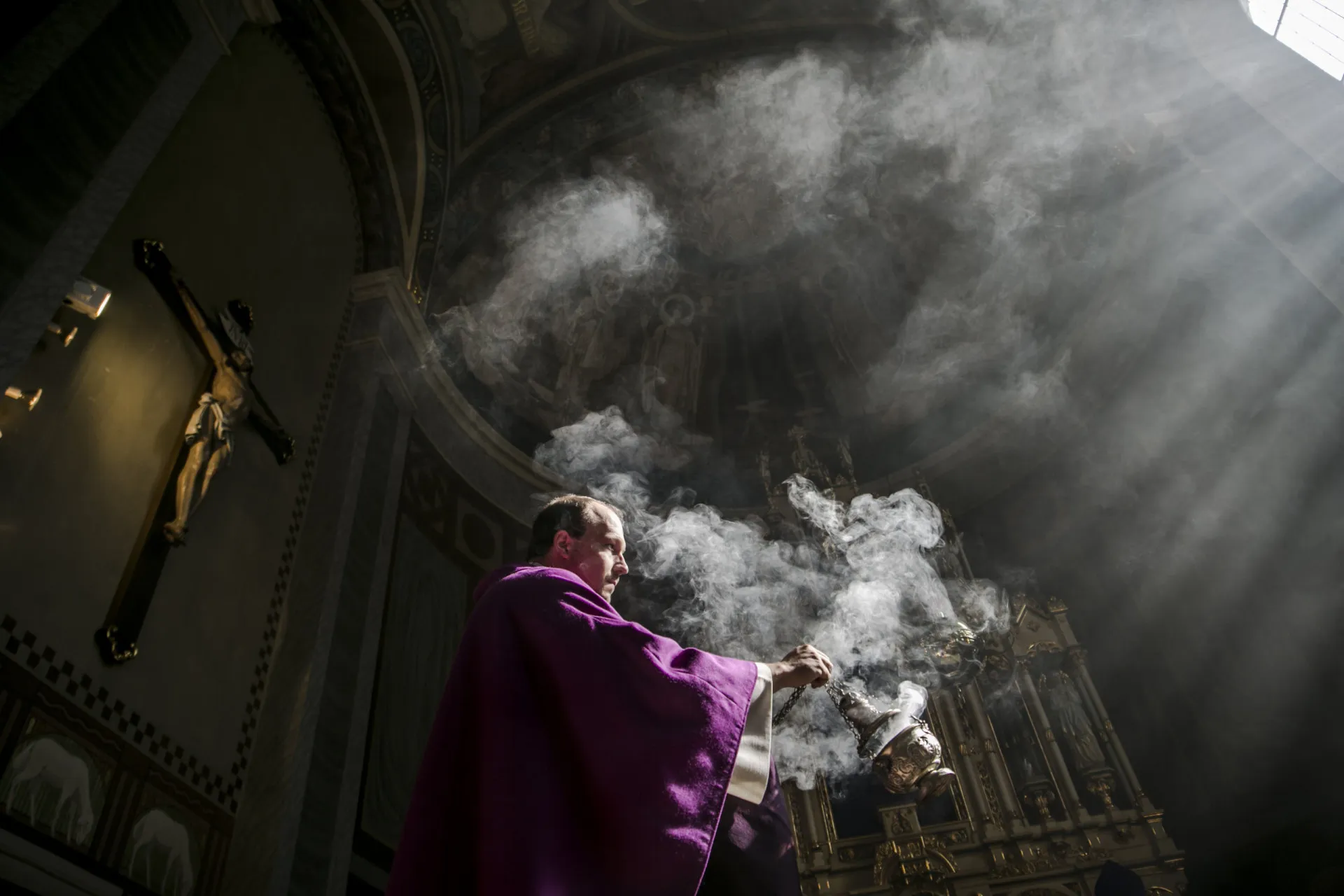 O Papa Francisco acenando para uma multidão, como líder da Igreja Católica e influenciador de suas doutrinas.