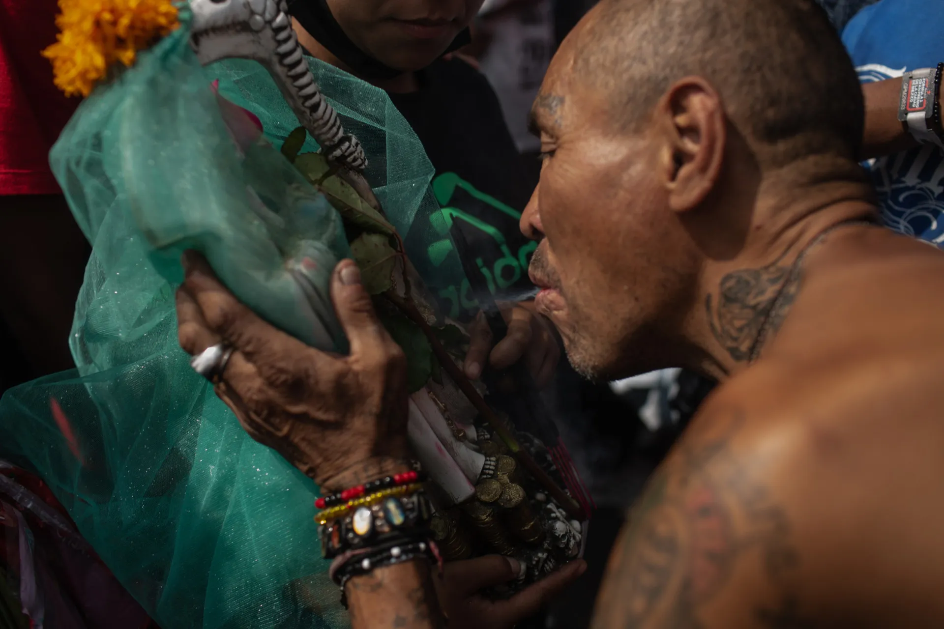 Uma estátua da Santa Muerte adornada, representando sua forte conexão com a cultura popular e o submundo.