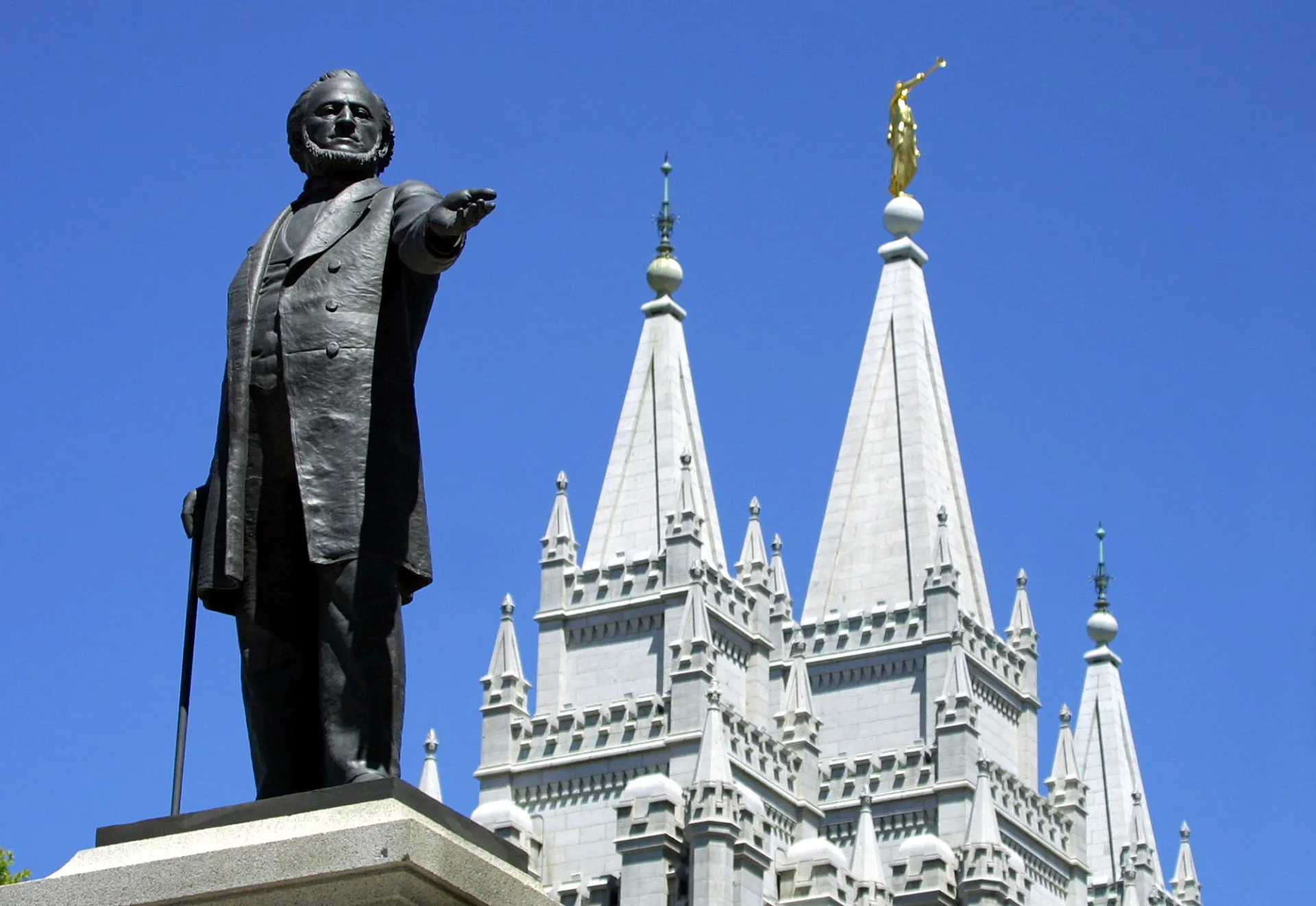O Templo de Salt Lake, um dos locais mais sagrados para a Igreja Mórmon, com um céu azul ao fundo.